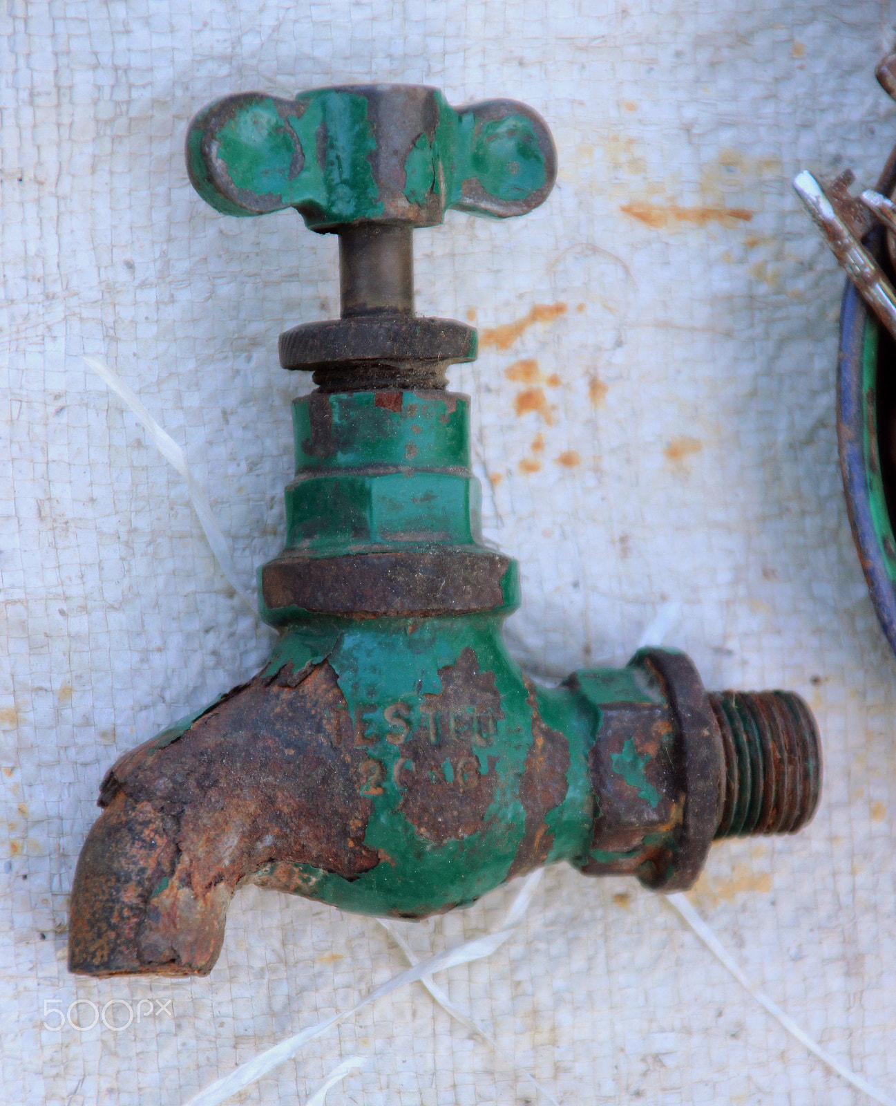 Canon EOS 600D (Rebel EOS T3i / EOS Kiss X5) + Canon TS-E 90mm F2.8 Tilt-Shift sample photo. Rusty tap photography