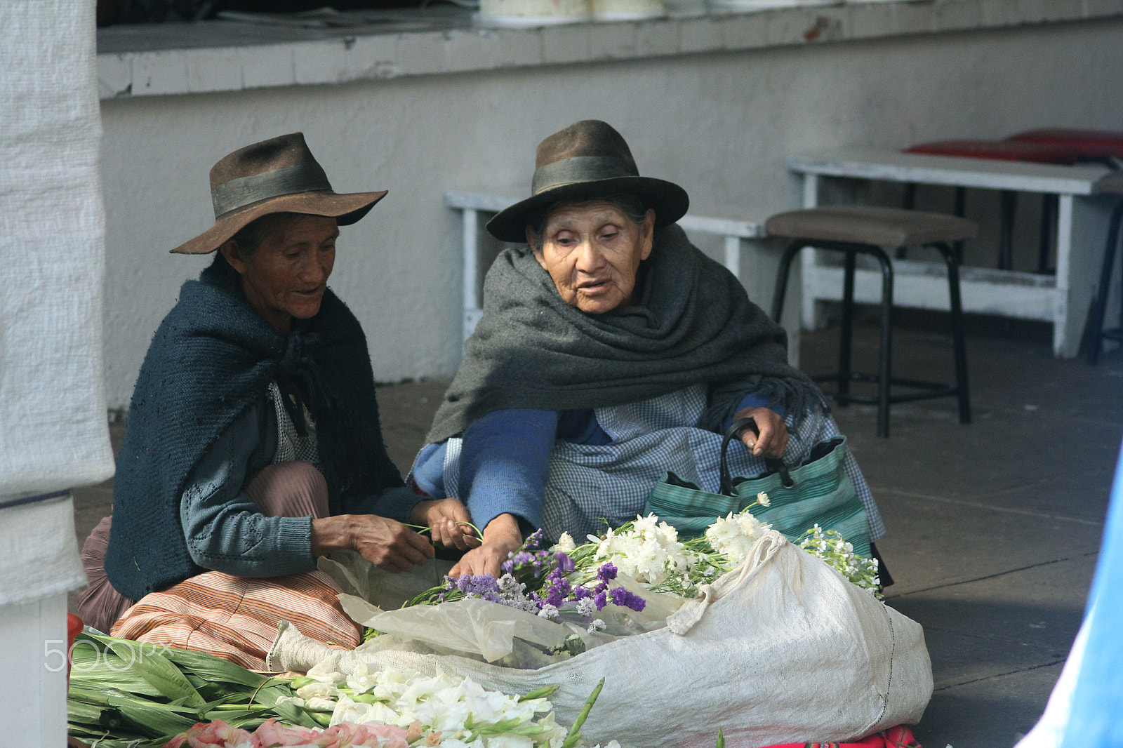 Sigma 70-300mm F4-5.6 APO DG Macro sample photo. Mujeres vendiendo flores - bolivia photography