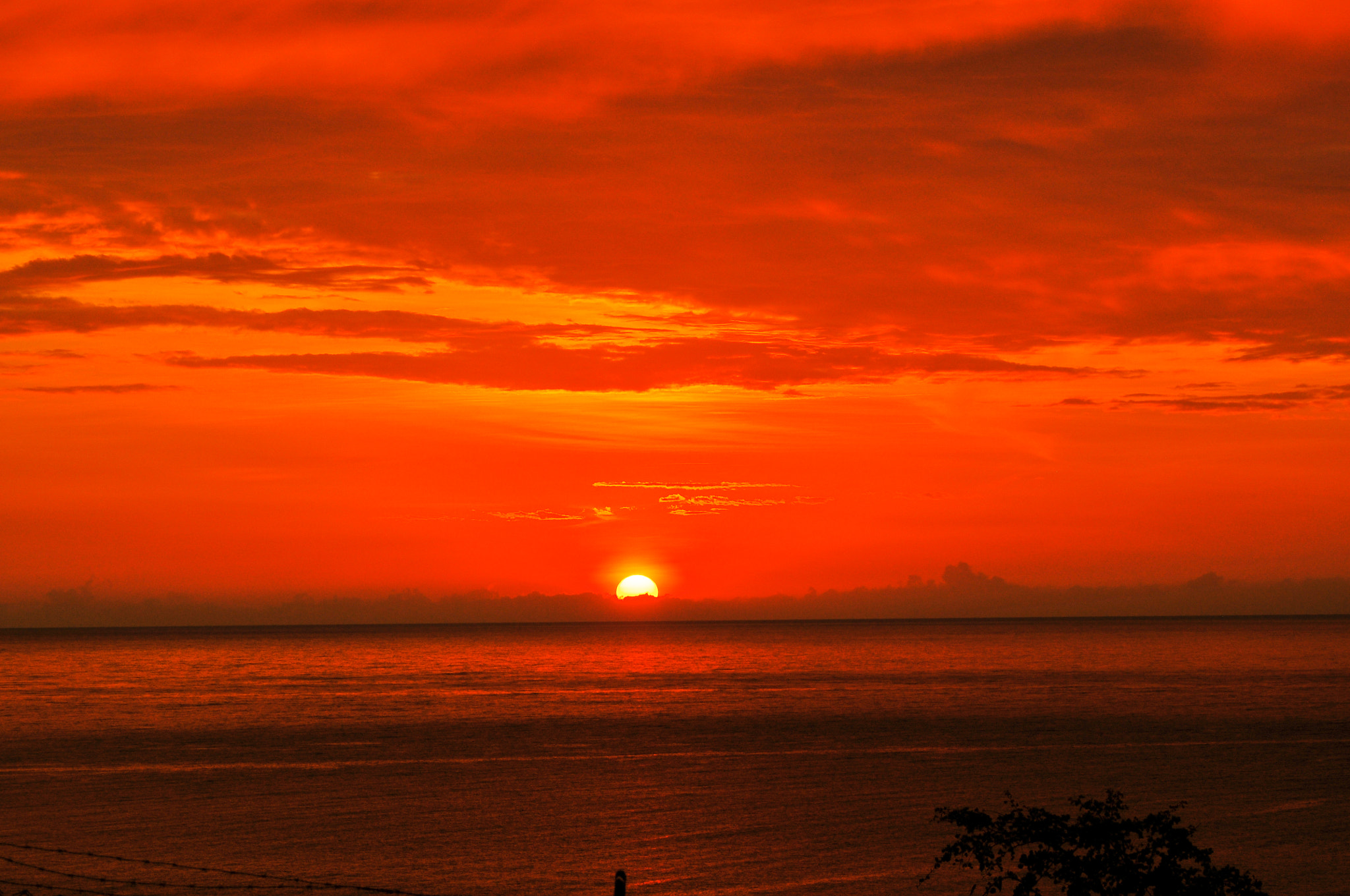AF Zoom-Nikkor 28-80mm f/3.3-5.6G sample photo. Sunset halo photography
