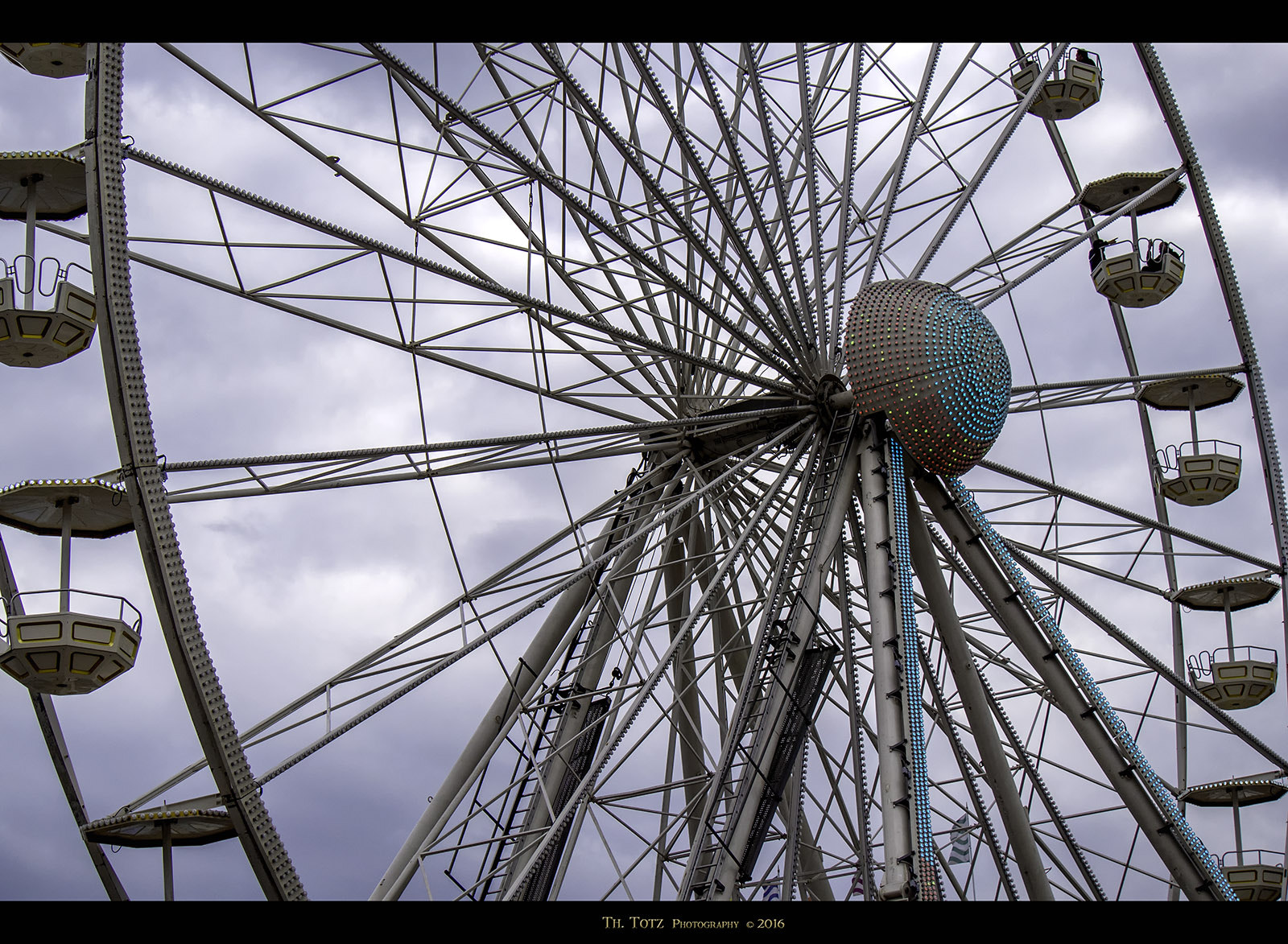 LUMIX G VARIO 45-150/F4.0-5.6 sample photo. Ferris wheel photography