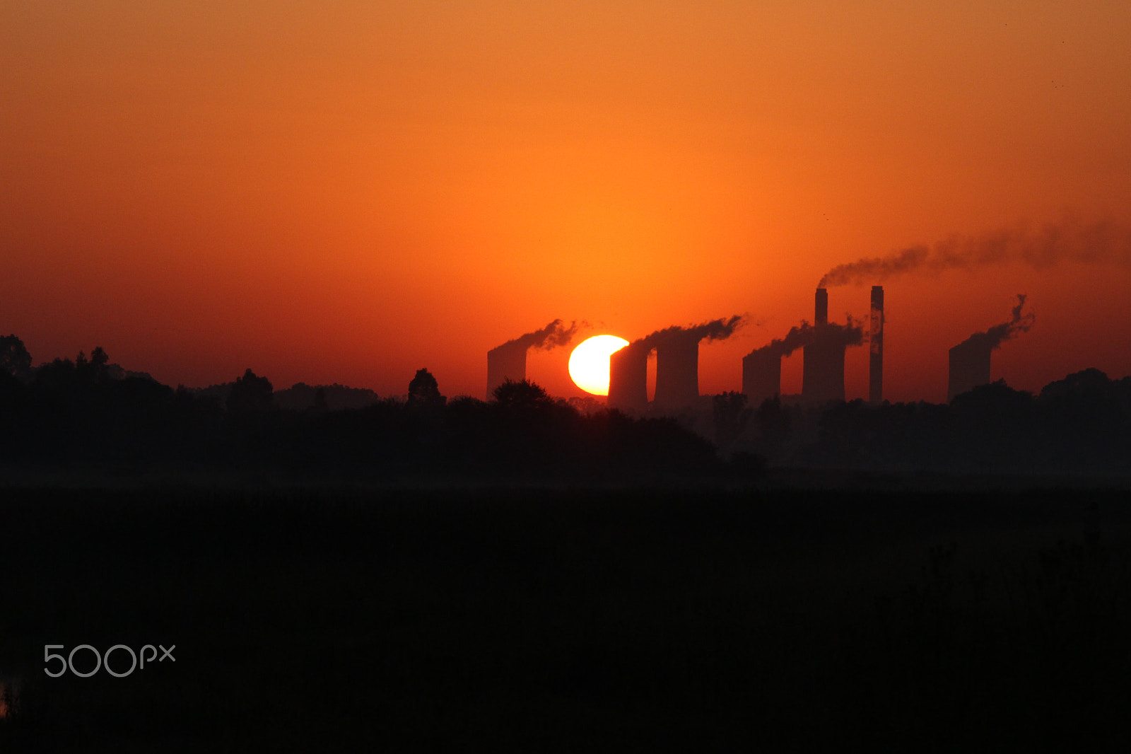Canon EOS 100D (EOS Rebel SL1 / EOS Kiss X7) + Sigma 150-500mm F5-6.3 DG OS HSM sample photo. Sunrise over power station photography