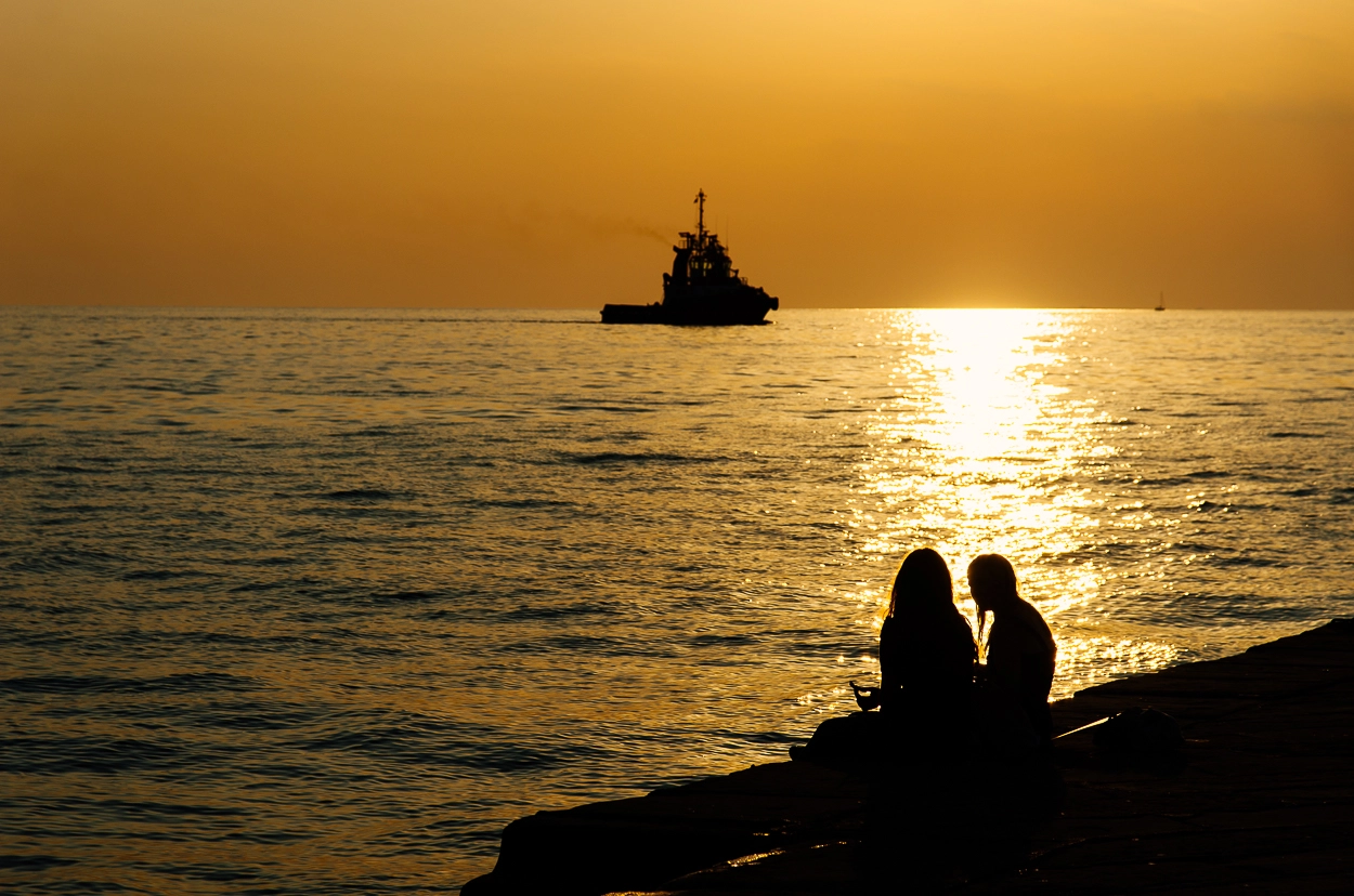 Sigma 17-70mm F2.8-4 DC Macro HSM | C sample photo. Sitting on the dock of the bay photography