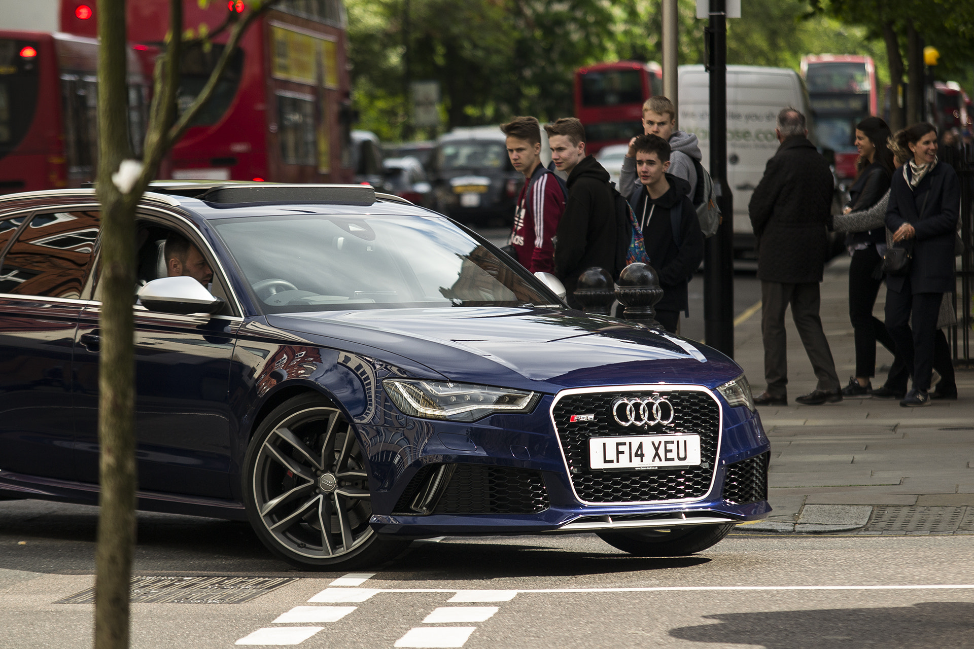 Sigma 70-200mm F2.8 EX DG Macro HSM II sample photo. Admirers and the car photography