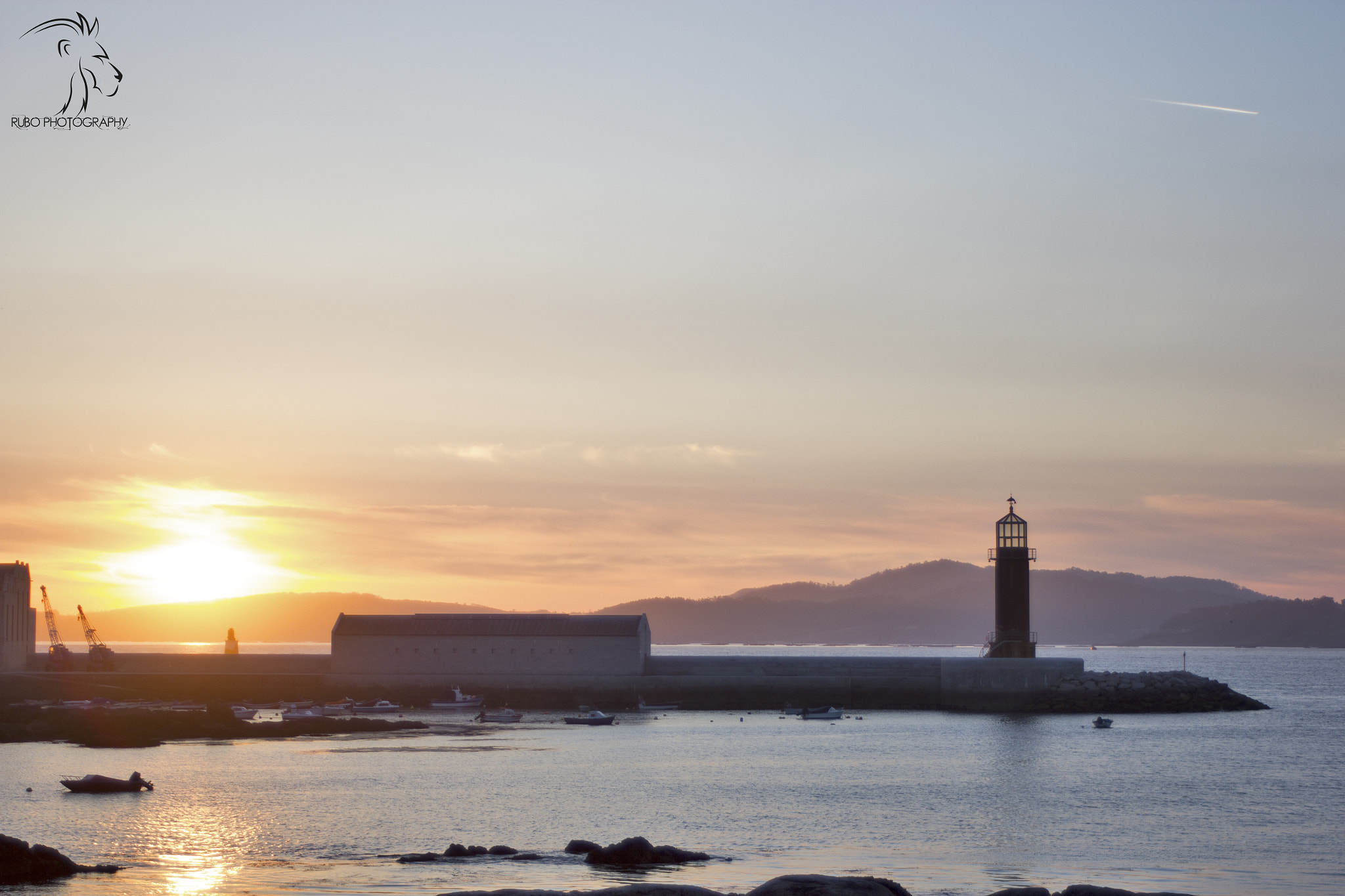 Canon EF 28-80mm f/3.5-5.6 sample photo. Faro de alcabre, en vigo, la puesta de sol bañando la entrada de la ría de vigo. photography