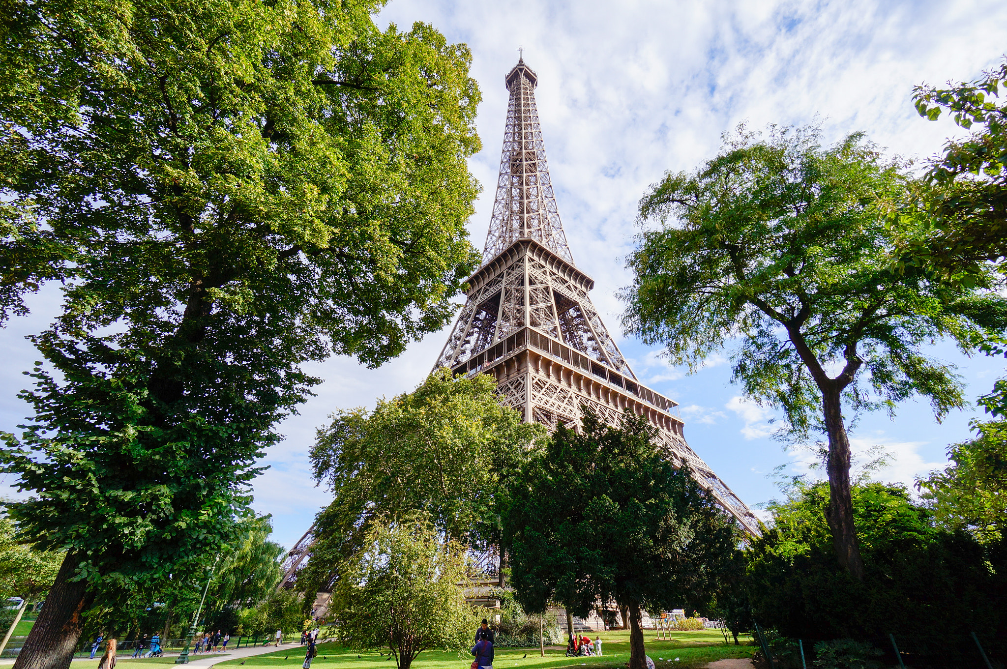 Sony Alpha NEX-5N + Sony E 10-18mm F4 OSS sample photo. Eiffel tower. photography