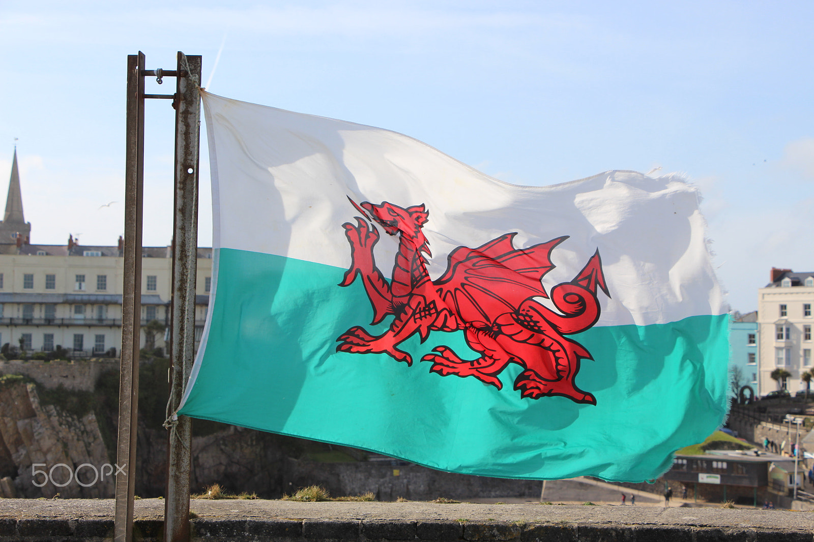Canon EOS 700D (EOS Rebel T5i / EOS Kiss X7i) + Canon EF-S 18-135mm F3.5-5.6 IS STM sample photo. Tenby wales flag photography