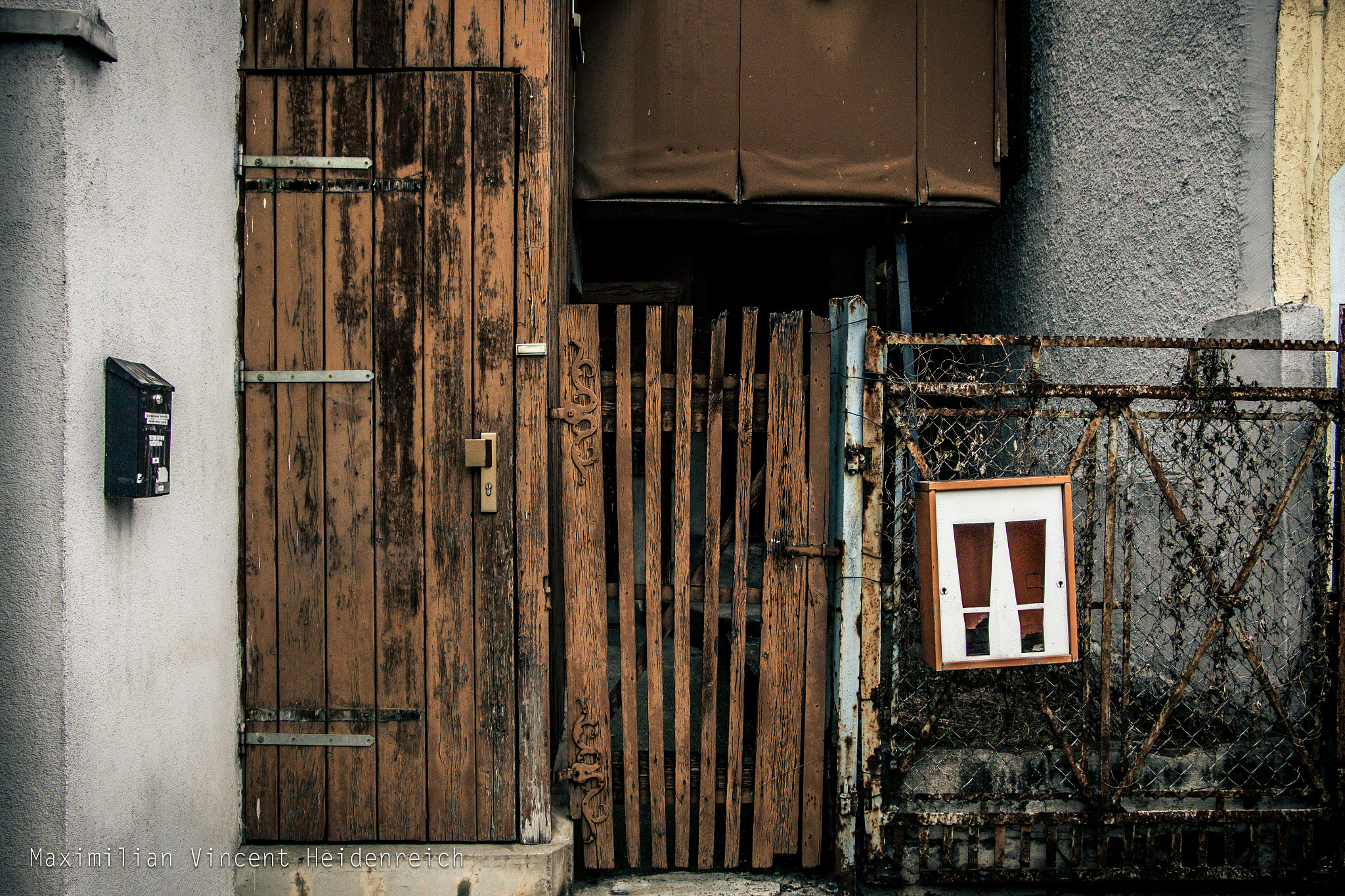 Canon EOS 700D (EOS Rebel T5i / EOS Kiss X7i) + Canon EF-S 18-135mm F3.5-5.6 IS STM sample photo. Urban shed photography