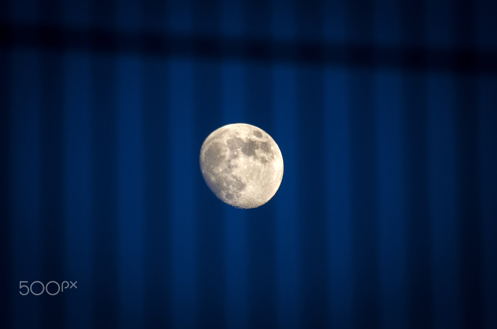 Sigma APO 170-500mm F5-6.3 Aspherical RF sample photo. Moon behind railings photography