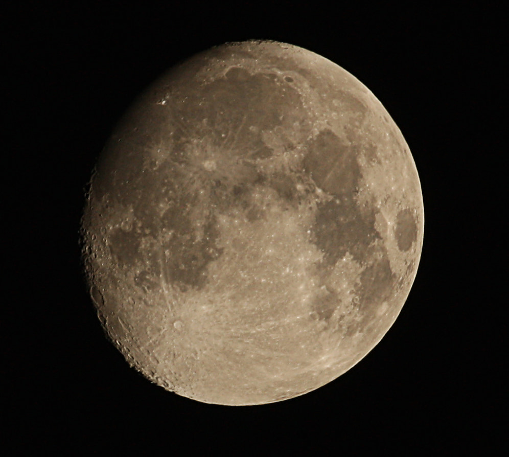 Canon EOS 450D (EOS Rebel XSi / EOS Kiss X2) + Canon EF 70-200mm F4L USM sample photo. Moon photography