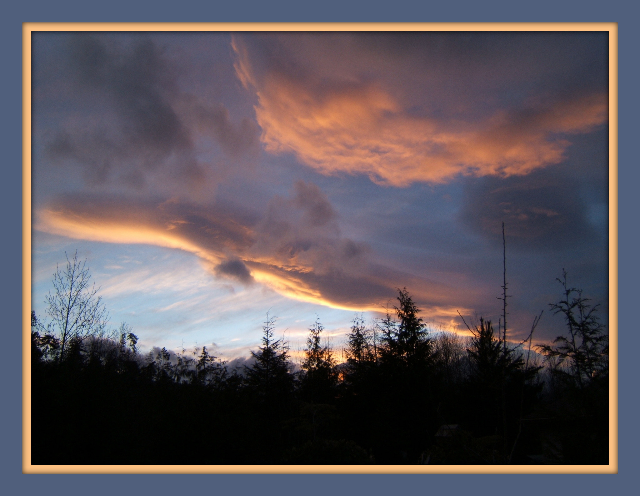 Fujifilm FinePix E510 sample photo. Sunset over mount washington, bc photography