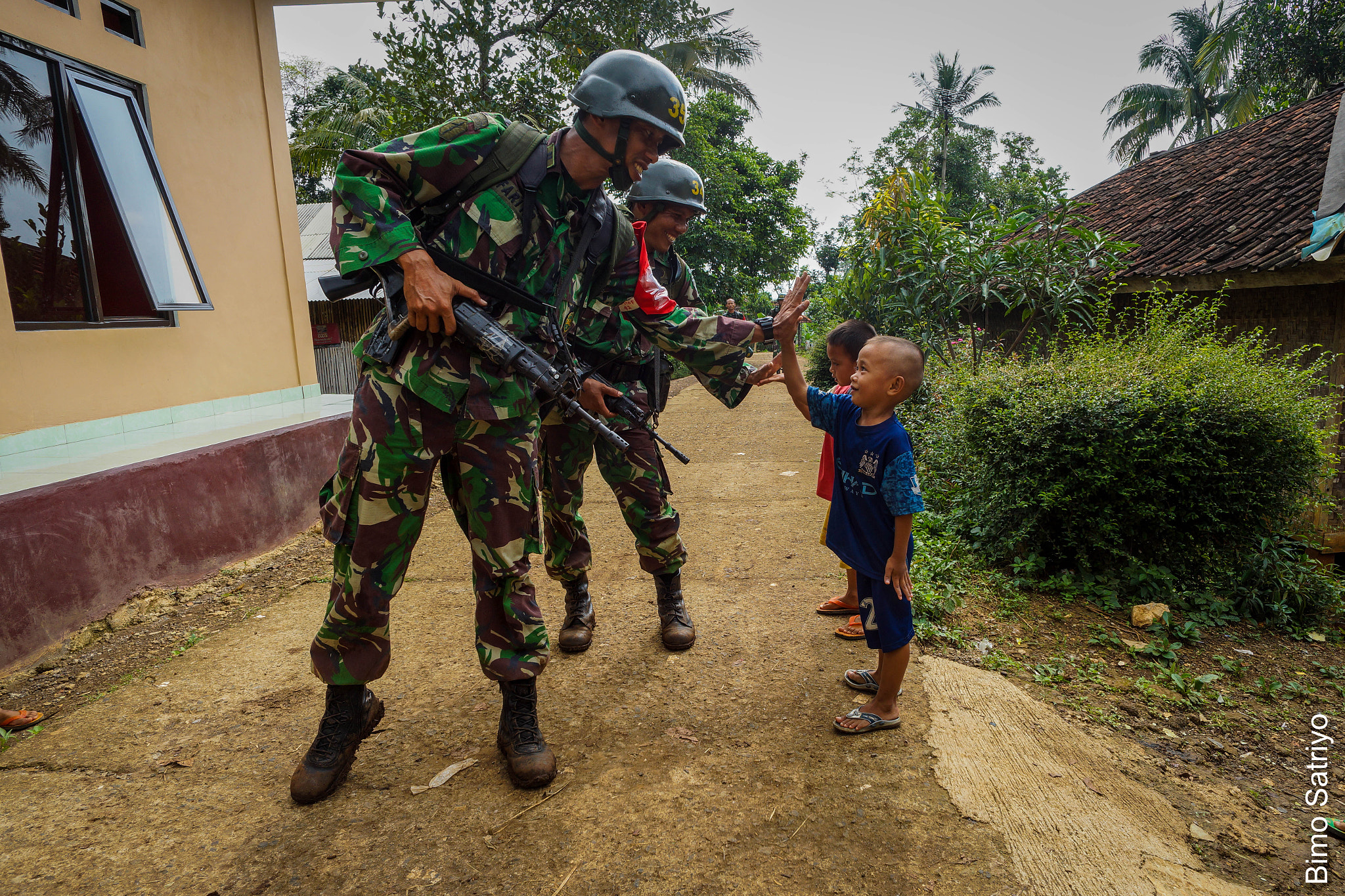 Sony Alpha NEX-7 + ZEISS Touit 12mm F2.8 sample photo. Army men have hearts as well photography
