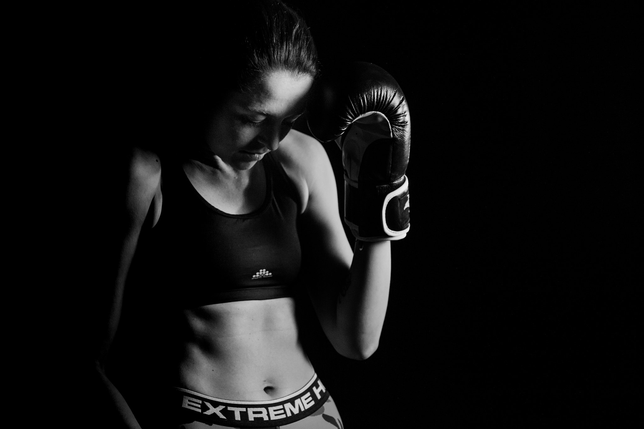 Nikon D4 + Nikon AF Nikkor 105mm F2D DC sample photo. Strength in the form of the female body. photography