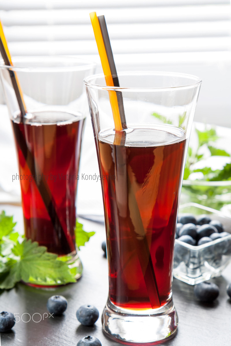 Canon EOS 1000D (EOS Digital Rebel XS / EOS Kiss F) sample photo. Glasses with fresh black currant juice. bog blueberry and lemon photography