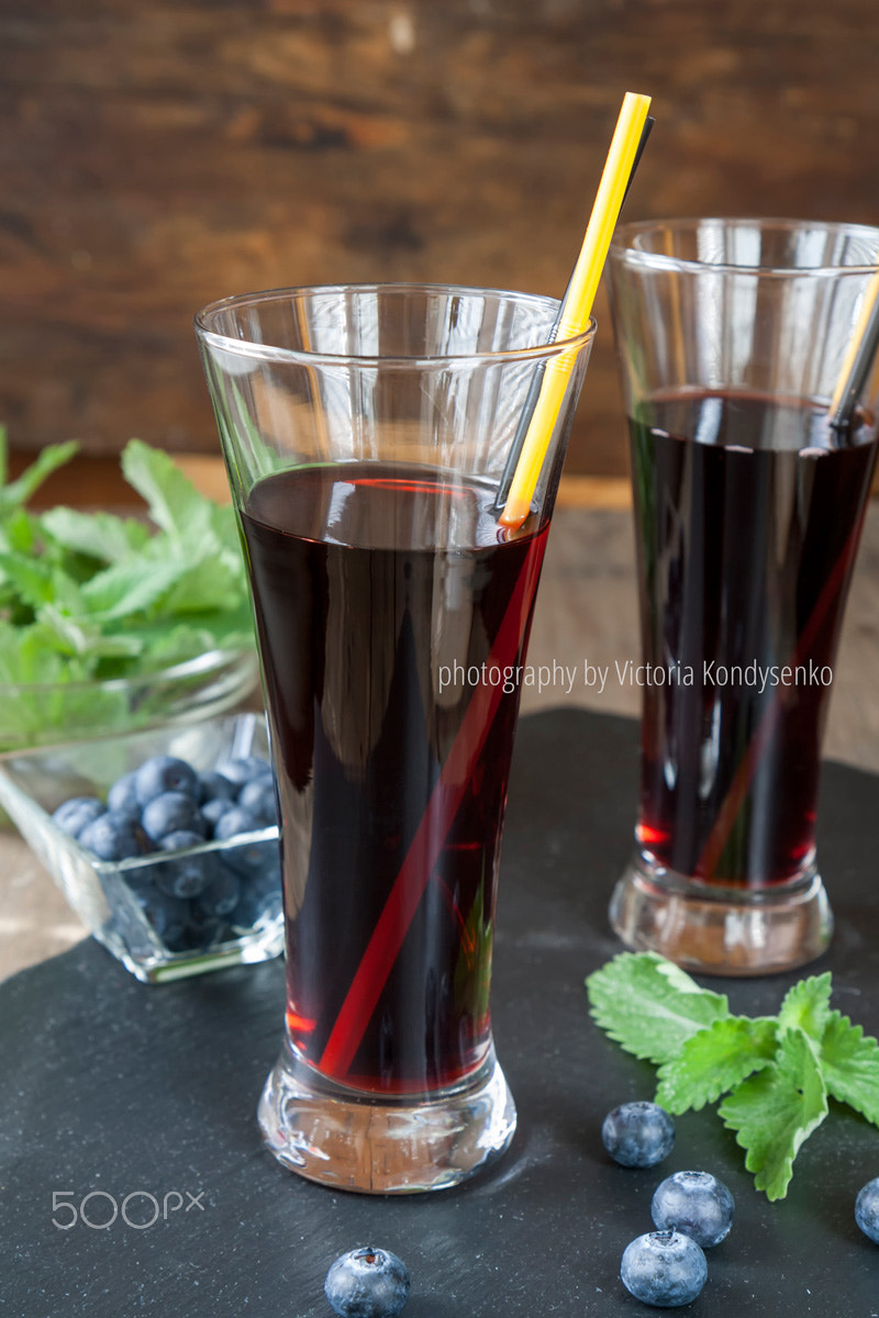 Canon EOS 1000D (EOS Digital Rebel XS / EOS Kiss F) sample photo. Glasses with fresh black currant juice. bog blueberry and lemon photography