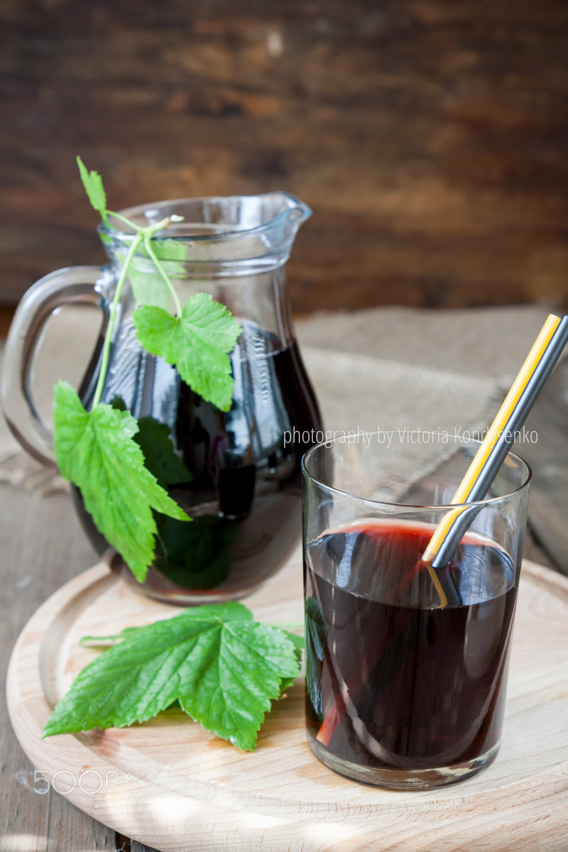 Canon EOS 1000D (EOS Digital Rebel XS / EOS Kiss F) + Canon EF-S 17-55mm F2.8 IS USM sample photo. Glass and jug with fresh black currant juice decoration fresh cu photography