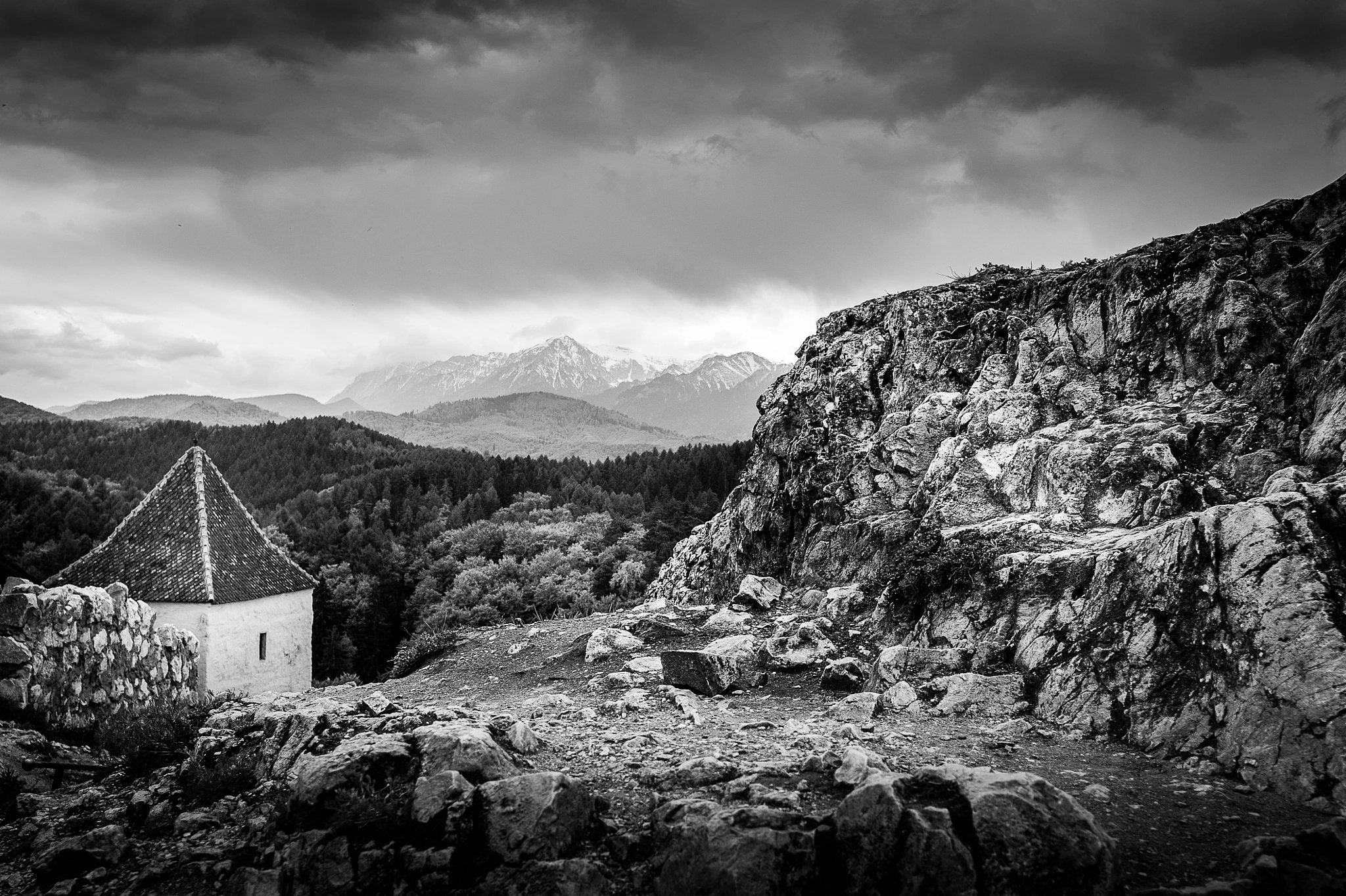 Nikon AF-S Nikkor 18-35mm F3.5-4.5G ED sample photo. Rasnov stronghold photography