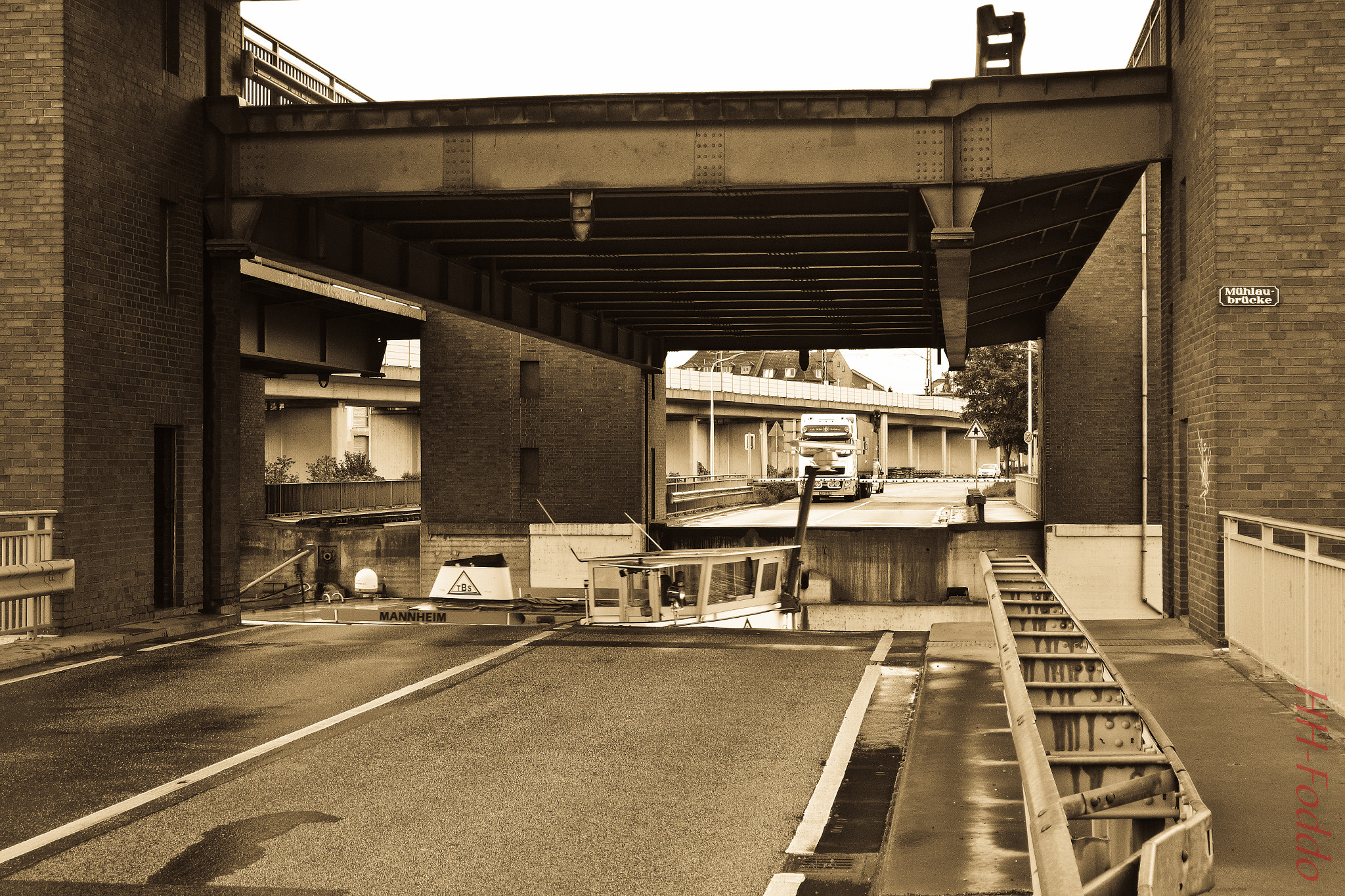 Samsung NX-M 9-27mm F3.5-5.6 ED OIS sample photo. Bridge 4 photography