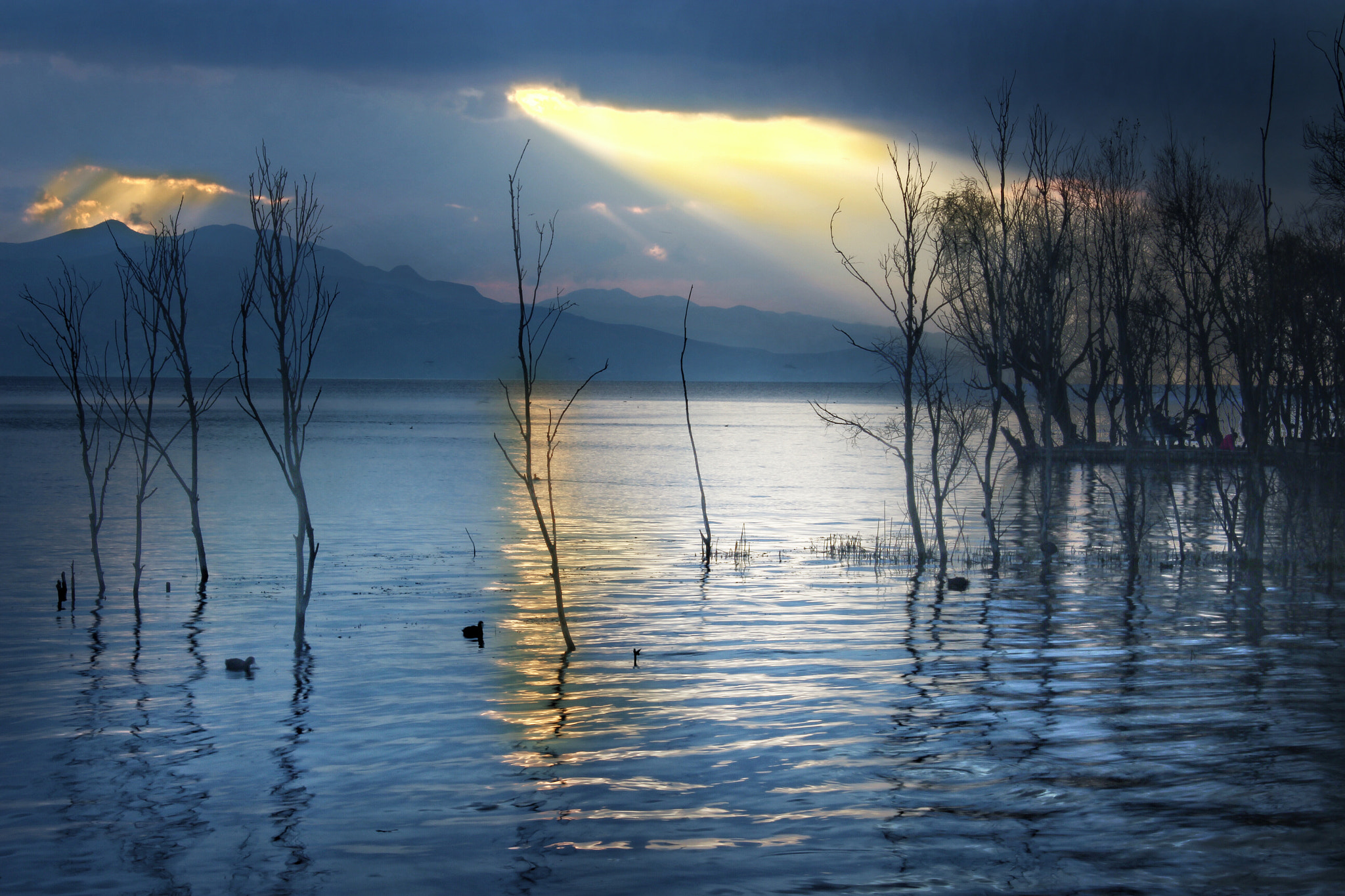 Canon EOS 100D (EOS Rebel SL1 / EOS Kiss X7) + Canon EF-S 18-55mm F3.5-5.6 IS II sample photo. Buda light shine on lake. photography