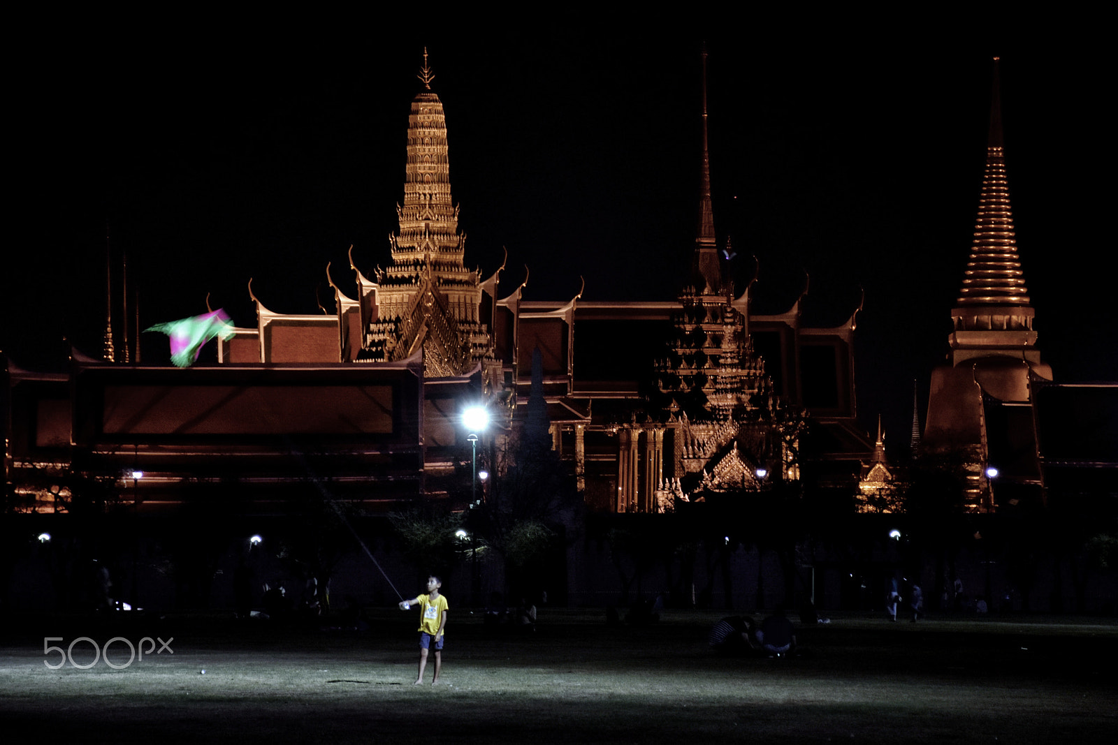 Nikon D5500 + AF Zoom-Nikkor 24-120mm f/3.5-5.6D IF sample photo. A kid playing kite at peaceful night. photography