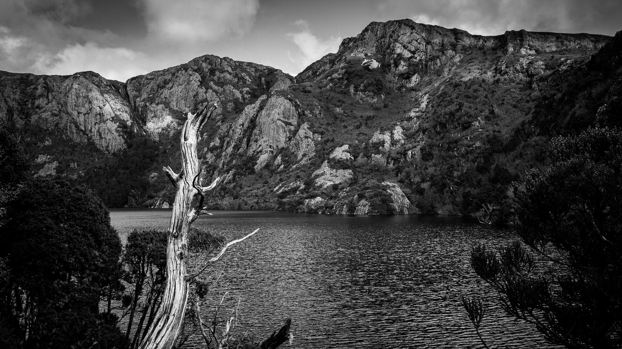Sony Alpha NEX-5N + Sigma 19mm F2.8 EX DN sample photo. Lake at cradle mountain photography
