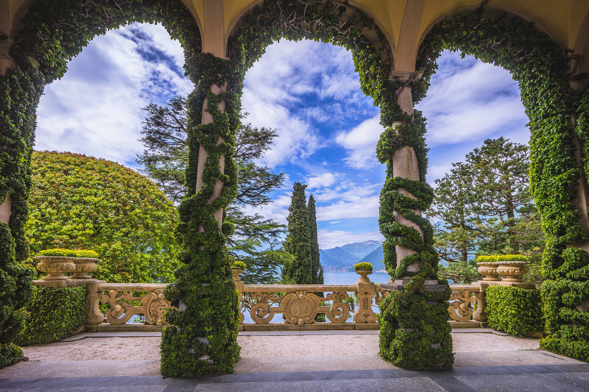 Sony Alpha a5000 (ILCE 5000) + Sony E 10-18mm F4 OSS sample photo. Loggia. grandi platani photography