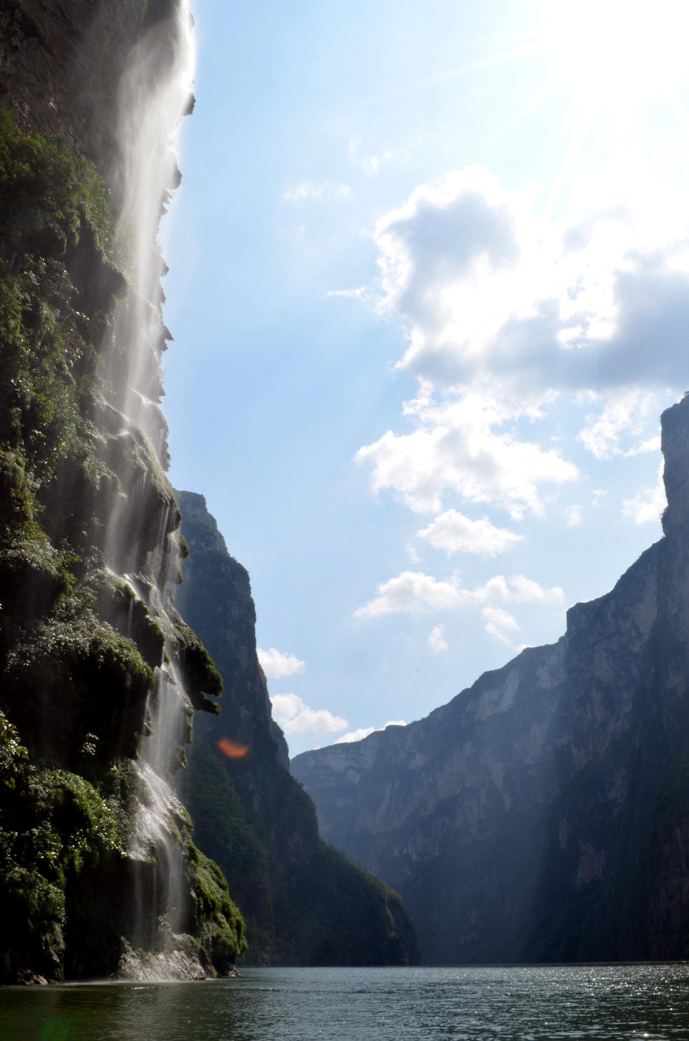 AF Zoom-Nikkor 28-80mm f/3.3-5.6G sample photo. Cañon sumidero cascada arbol navidad photography