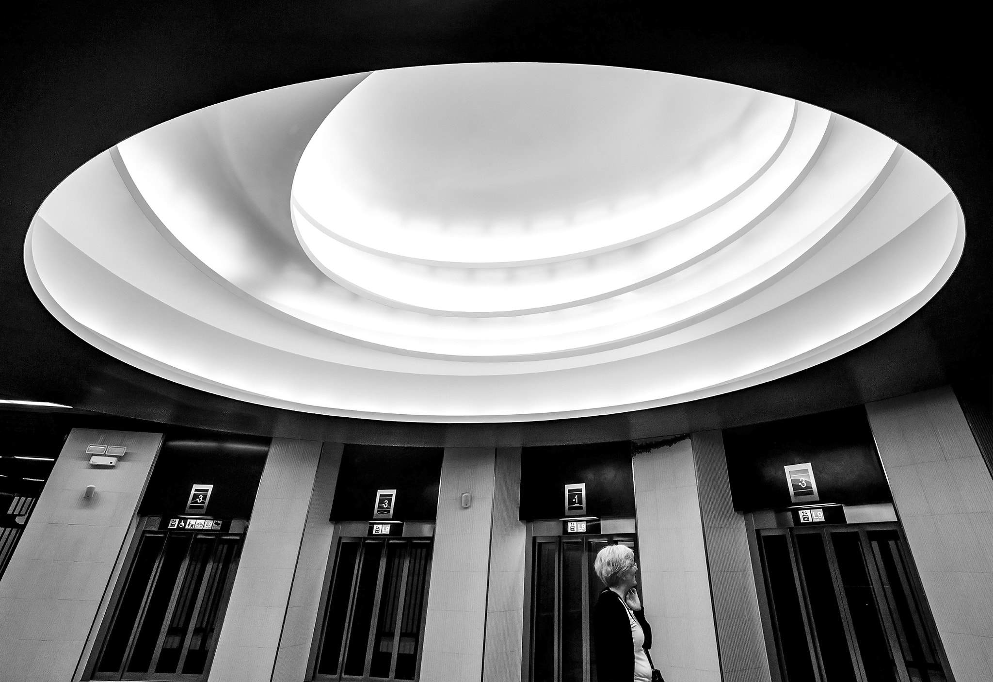 Sony Alpha NEX-5N + Sony E 10-18mm F4 OSS sample photo. Vestíbulo del metro bcn photography