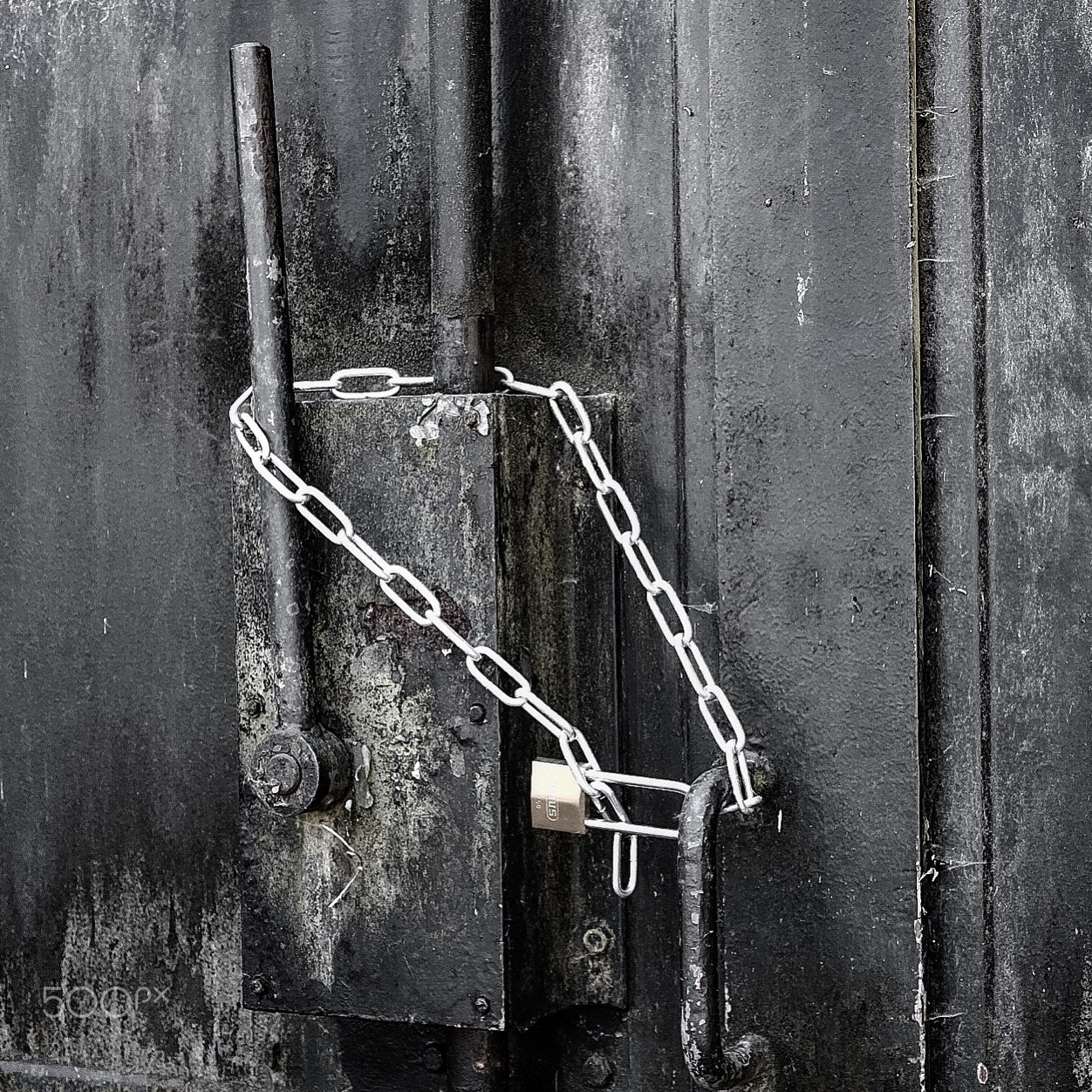 Canon EF-S 18-55mm F3.5-5.6 IS II sample photo. Chain lock on old dark hangar photography