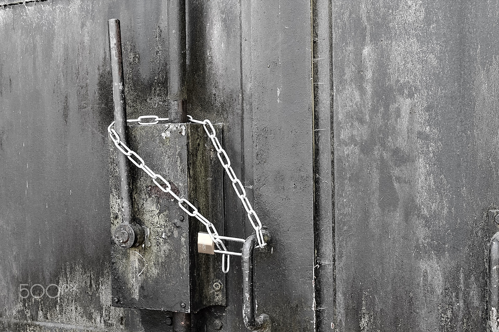 Canon EF-S 18-55mm F3.5-5.6 IS II sample photo. Chain lock on old hangar photography