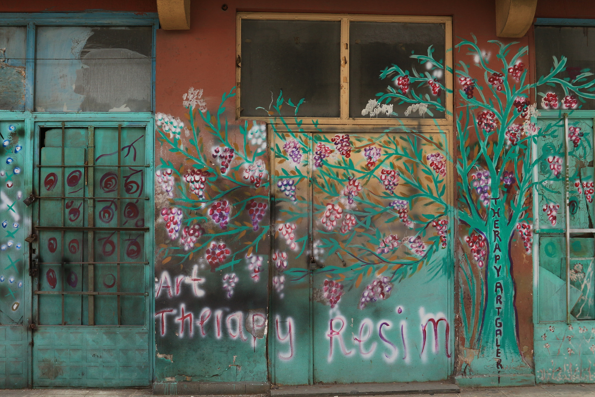 Canon EOS 650D (EOS Rebel T4i / EOS Kiss X6i) + Canon EF 20mm F2.8 USM sample photo. Old rainbow photography