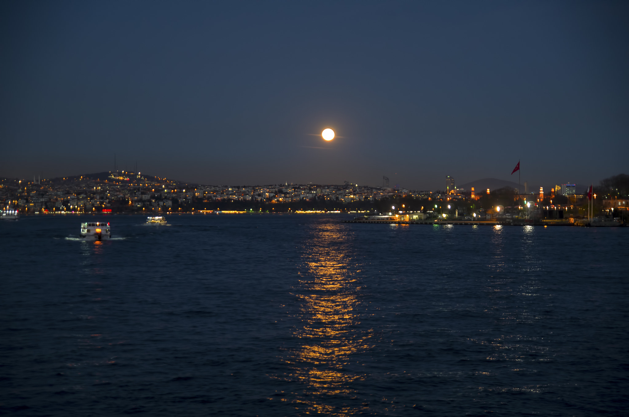 Pentax K-30 + Tamron SP AF 17-50mm F2.8 XR Di II LD Aspherical (IF) sample photo. Istanbul nights photography