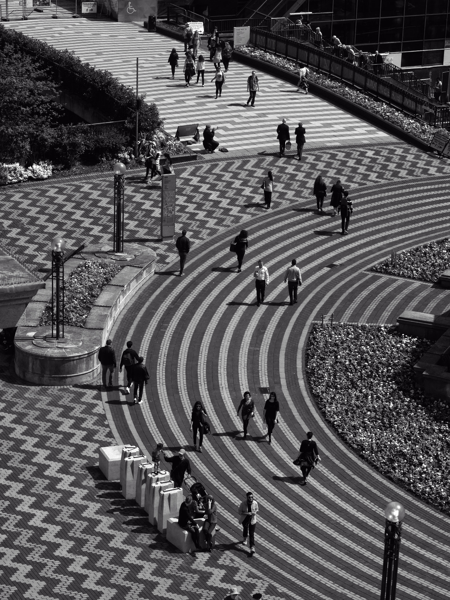 LUMIX G VARIO 35-100/F4.0-5.6 sample photo. Follow the lines. photography