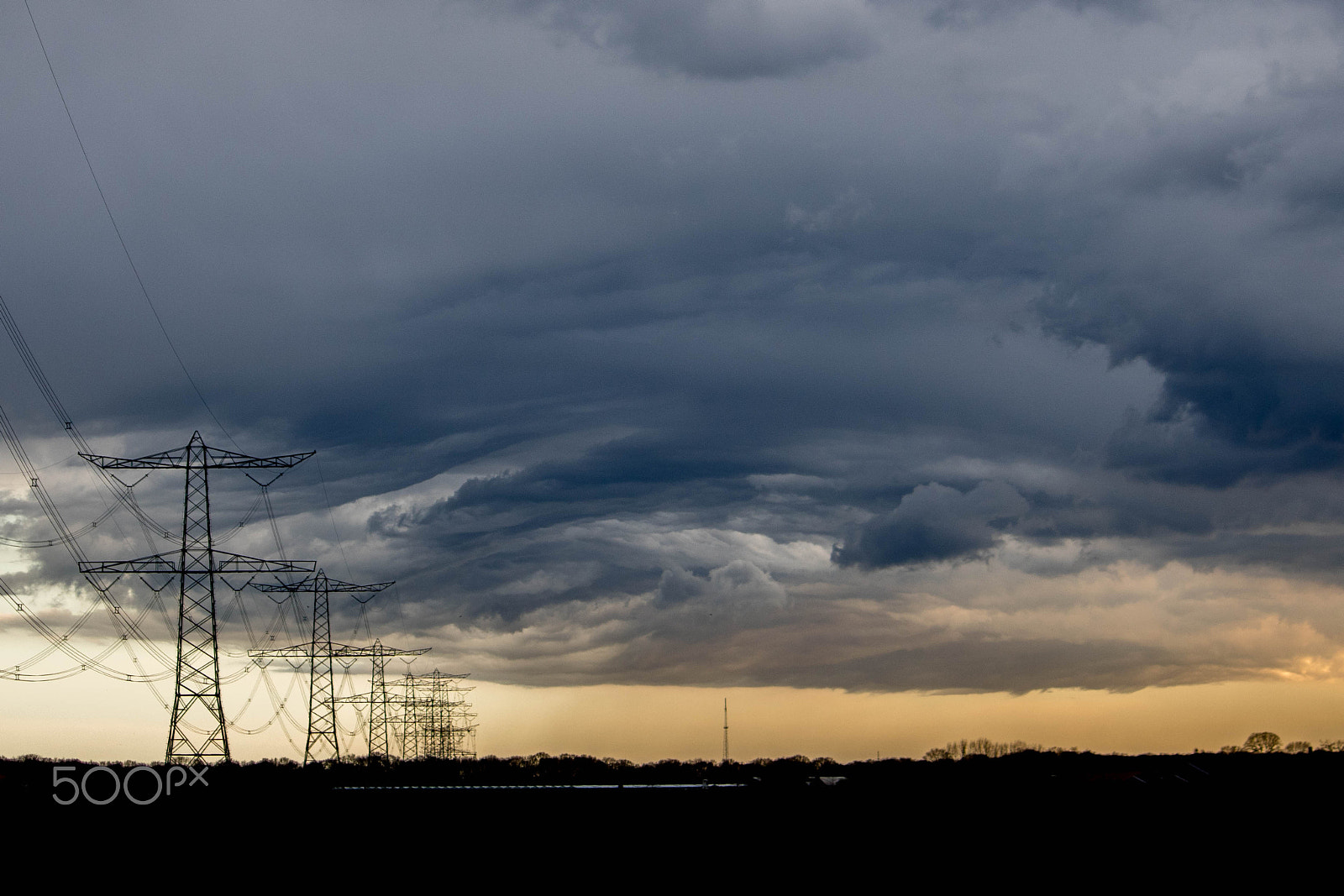 Canon EOS 750D (EOS Rebel T6i / EOS Kiss X8i) + Canon EF-S 55-250mm F4-5.6 IS sample photo. Upcoming storm photography