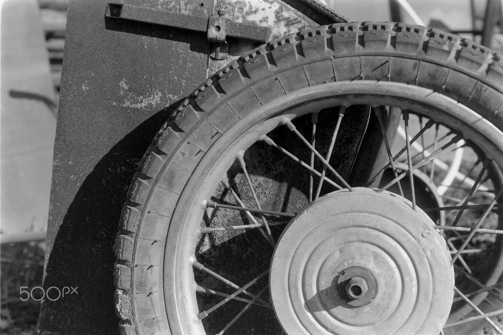 Nikon D5200 + AF Nikkor 50mm f/1.8 sample photo. Wheel with spokes photography