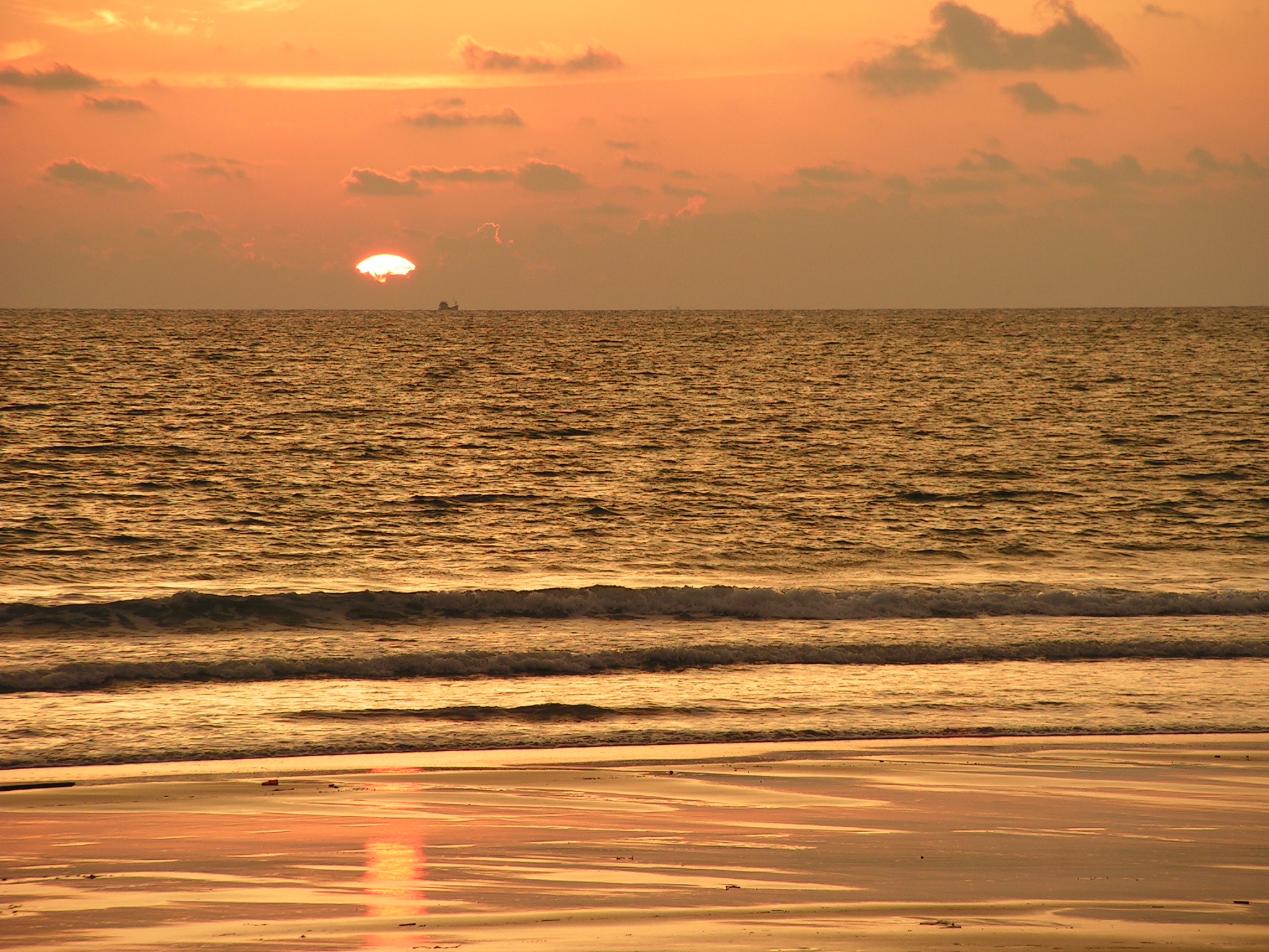 KONICA MINOLTA DiMAGE Z10 sample photo. Sunset over andaman sea photography
