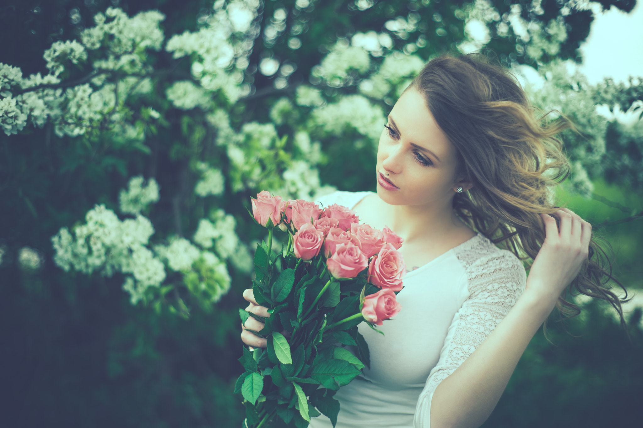Sony a7 II + Minolta AF 50mm F1.7 New sample photo. Woman with roses photography