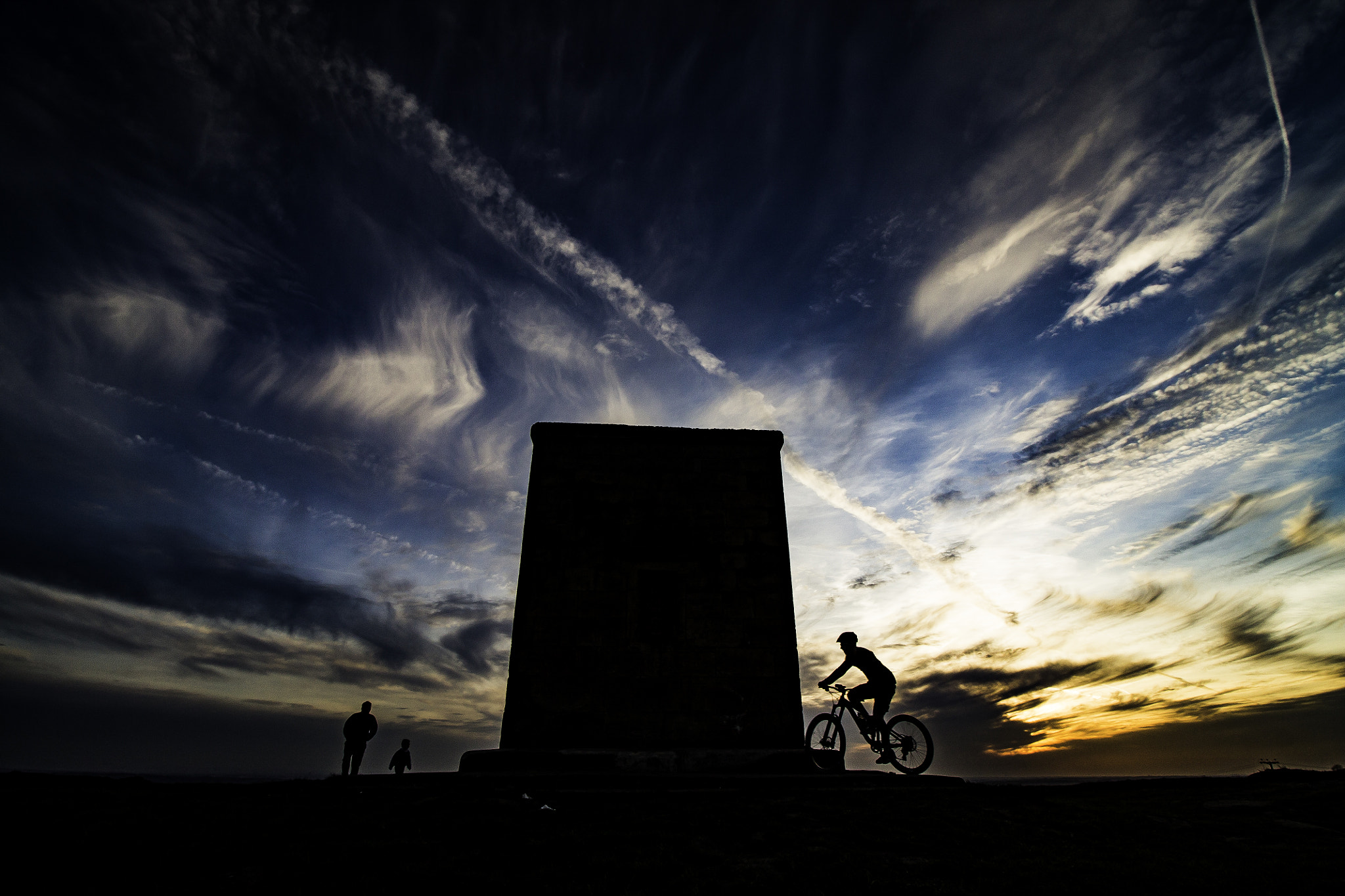 Canon EF-S 10-18mm F4.5–5.6 IS STM sample photo. Sunset over billinge hill photography