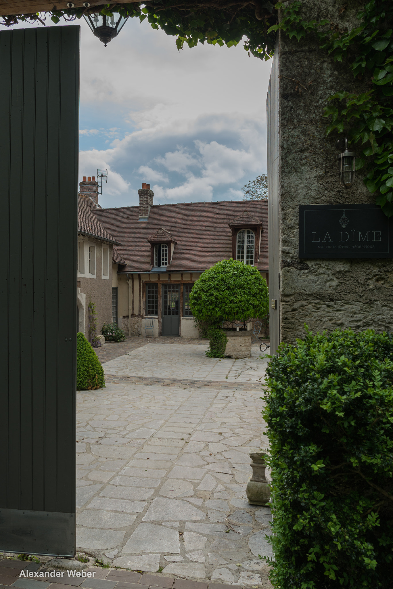Nikon AF-S Nikkor 24-70mm F2.8E ED VR sample photo. Through the front door photography