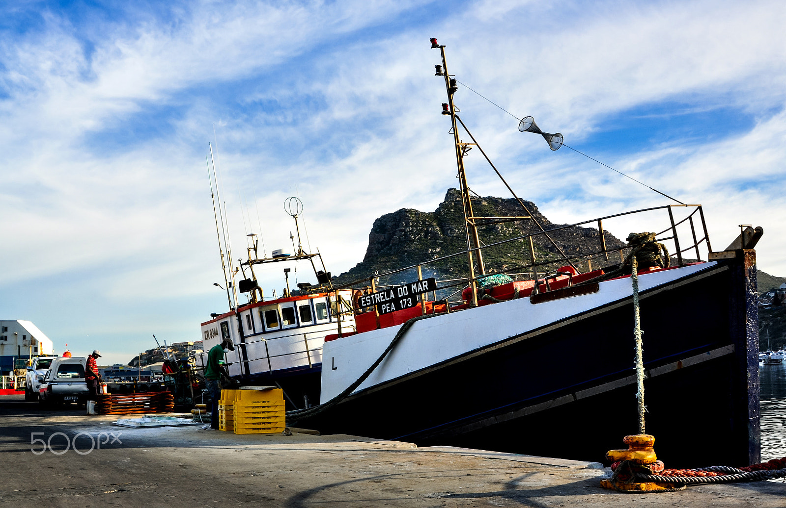 AF Zoom-Nikkor 24-120mm f/3.5-5.6D IF sample photo. Harbor girl photography