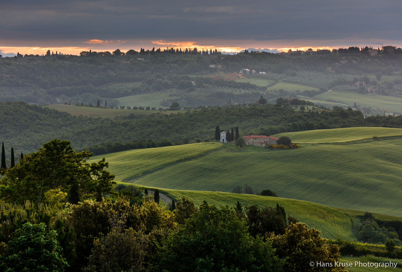 Canon EF 100-400mm F4.5-5.6L IS II USM sample photo. Morning in val d'orcia with the chapel in the fields. photography