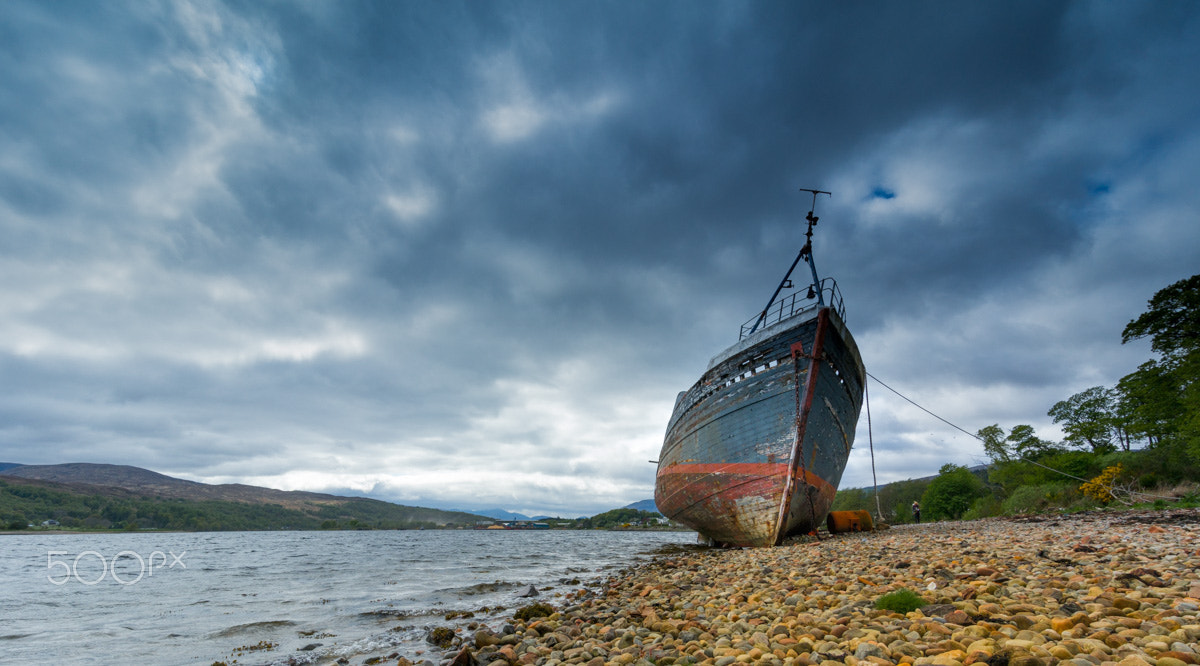 Samsung NX300M + Samsung NX 12-24mm F4-5.6 ED sample photo. Abandoned fisher boat in scotland photography