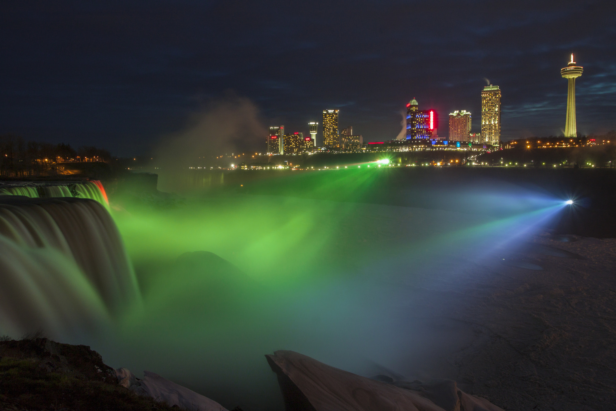 Canon EOS 500D (EOS Rebel T1i / EOS Kiss X3) + Canon EF 17-40mm F4L USM sample photo. Night view of niagara falls photography