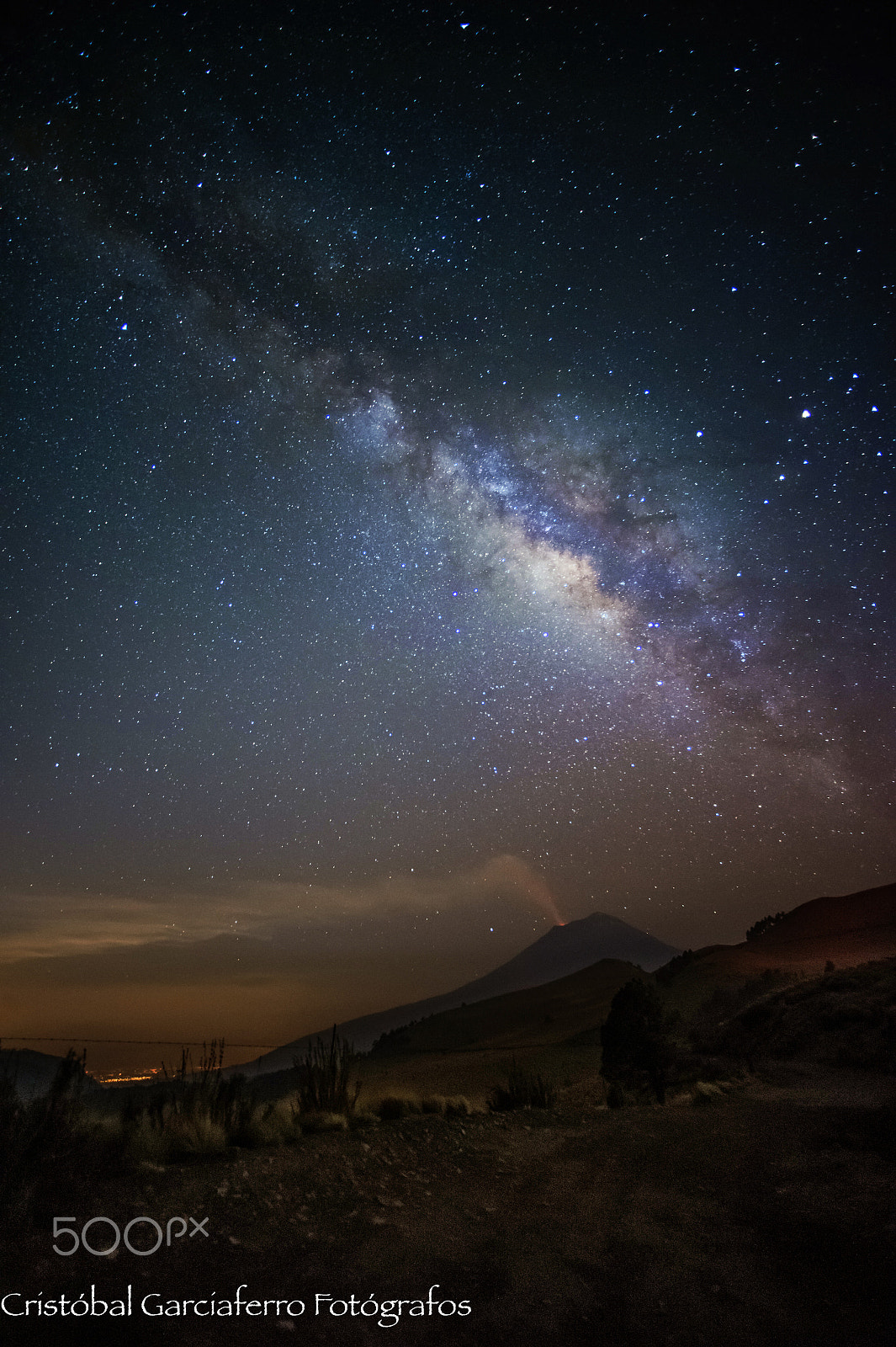 Nikon D4 + Nikon AF Nikkor 14mm F2.8D ED sample photo. The volcano, under the milky way photography