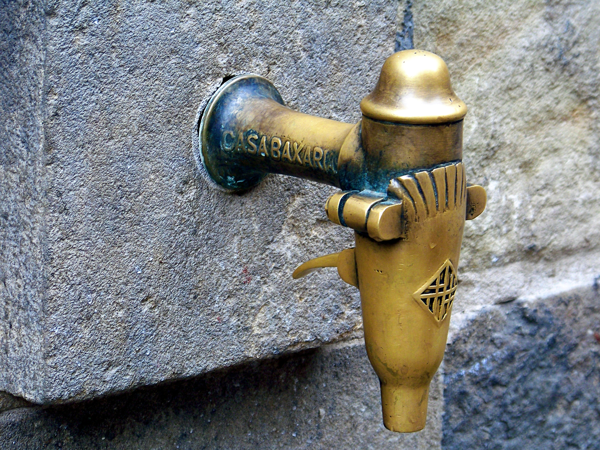 Kodak Z712 IS ZOOM DIGITAL CAMERA sample photo. Ancient fountain photography