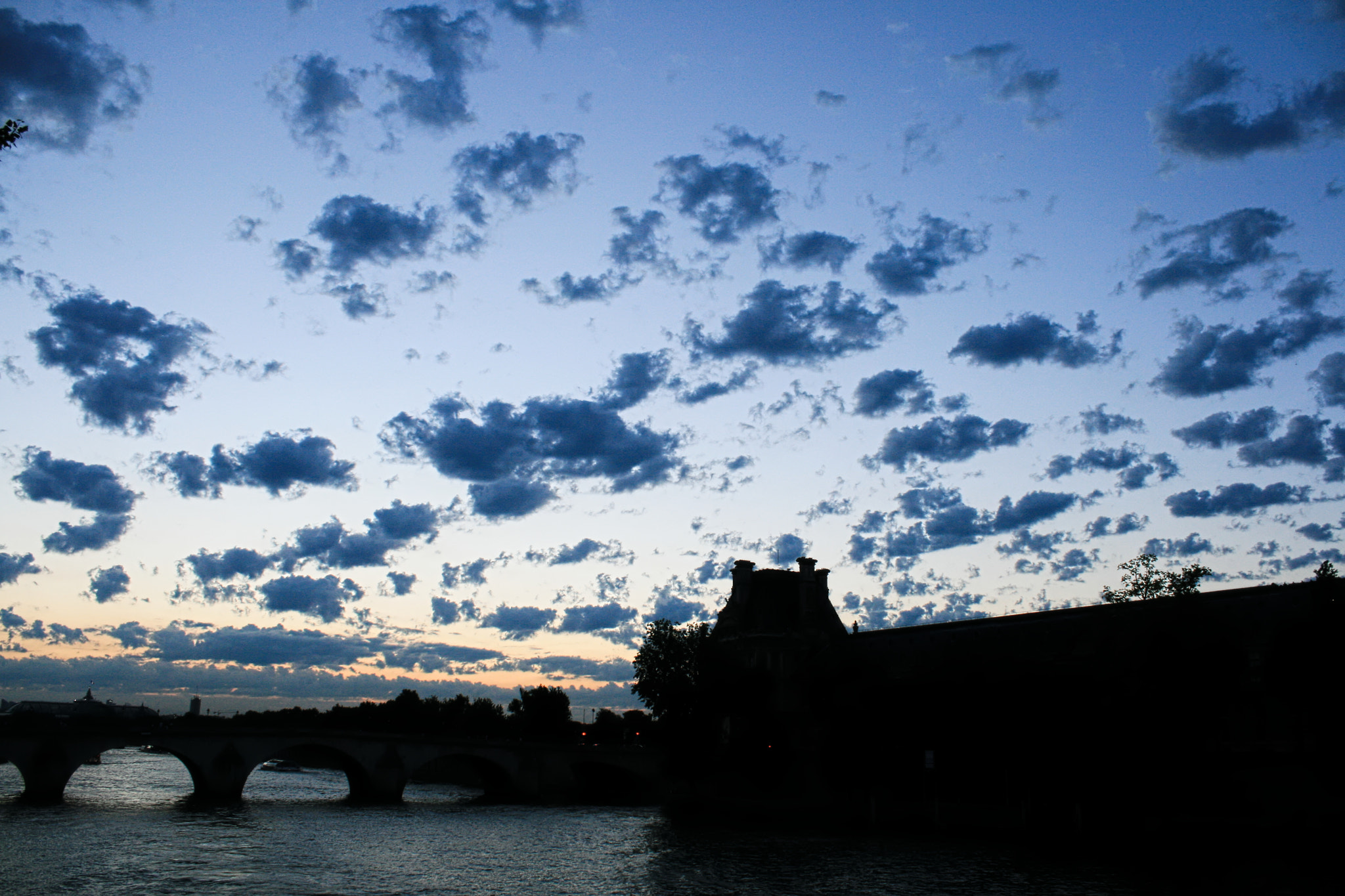 Canon EOS 400D (EOS Digital Rebel XTi / EOS Kiss Digital X) + Canon EF-S 18-55mm F3.5-5.6 IS sample photo. Weird sky above le louvre - 2008 photography