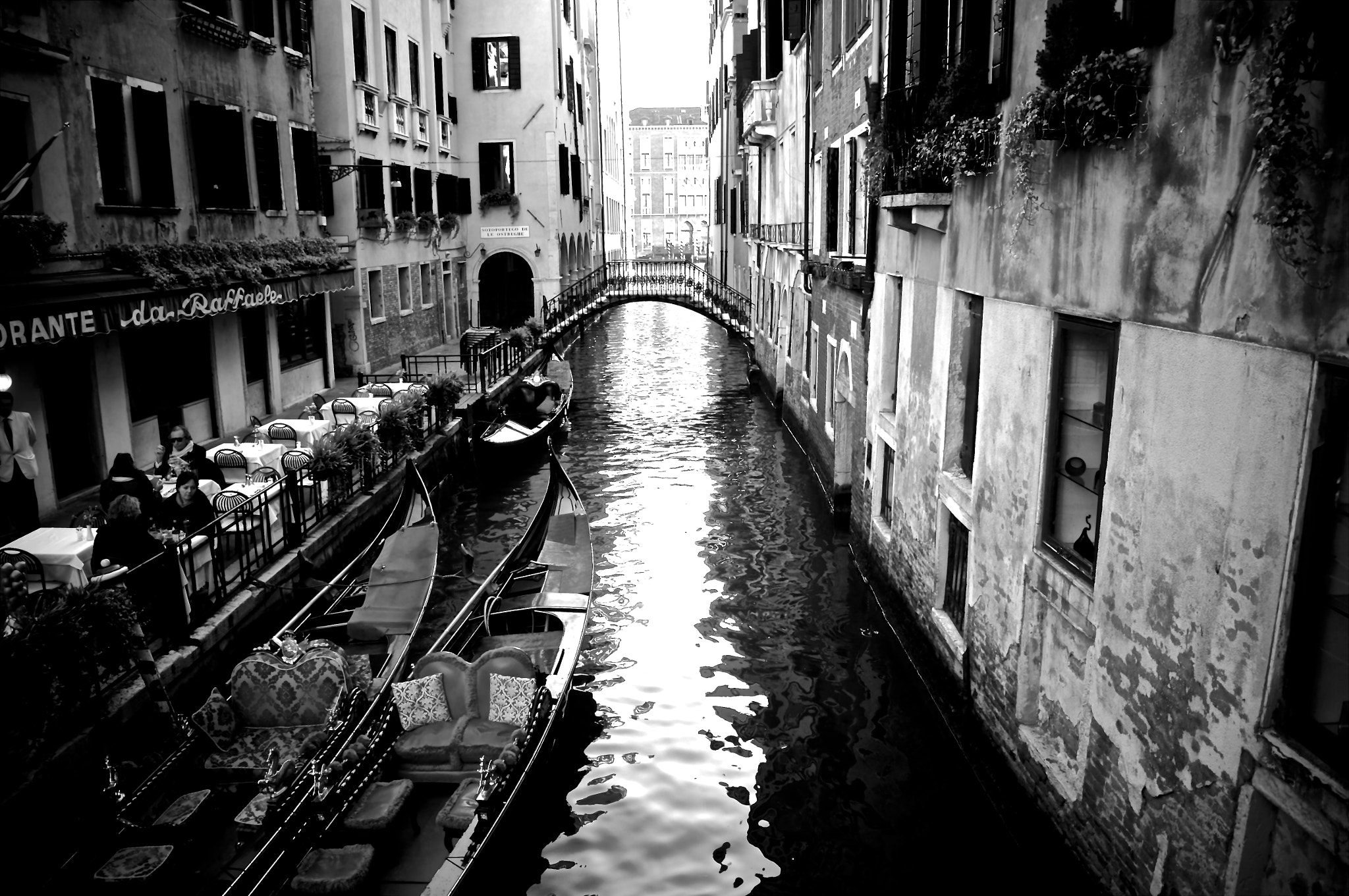 Sony SLT-A37 + Sony DT 18-55mm F3.5-5.6 SAM II sample photo. Romantic vibe - venice italy photography