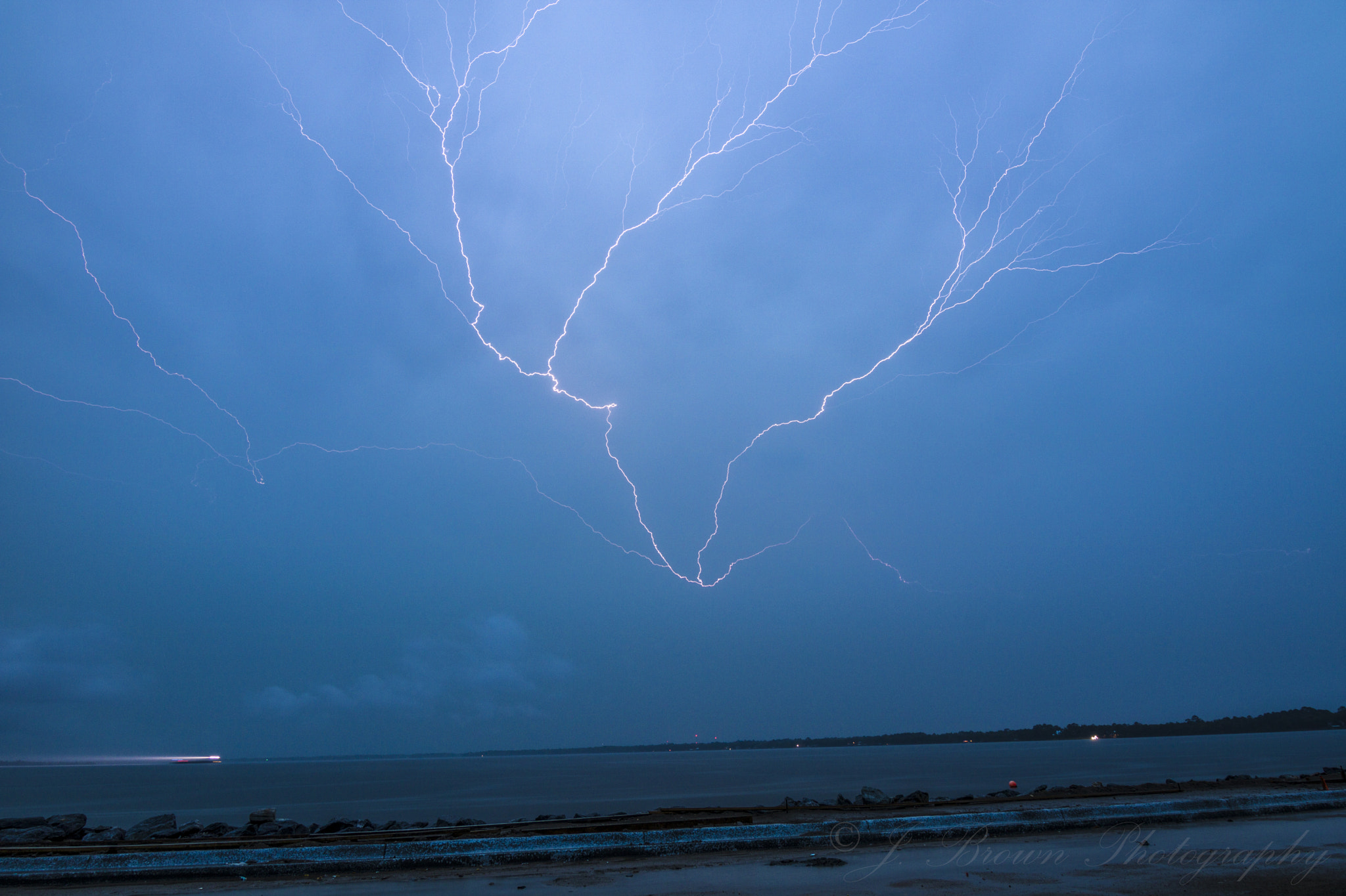 Canon EOS 750D (EOS Rebel T6i / EOS Kiss X8i) sample photo. Lightning photography