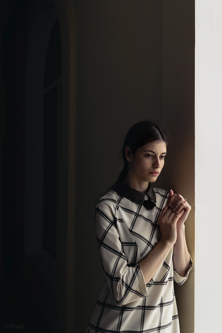 Canon EF 24mm F1.4L II USM sample photo. Люда стоя руки вместе photography