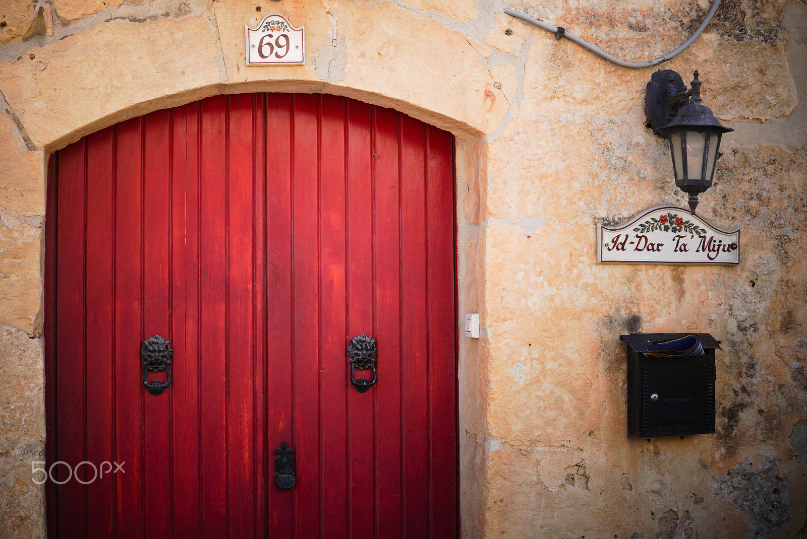 Sony a6000 + E 30mm F1.4 sample photo. Kinky surprised door photography