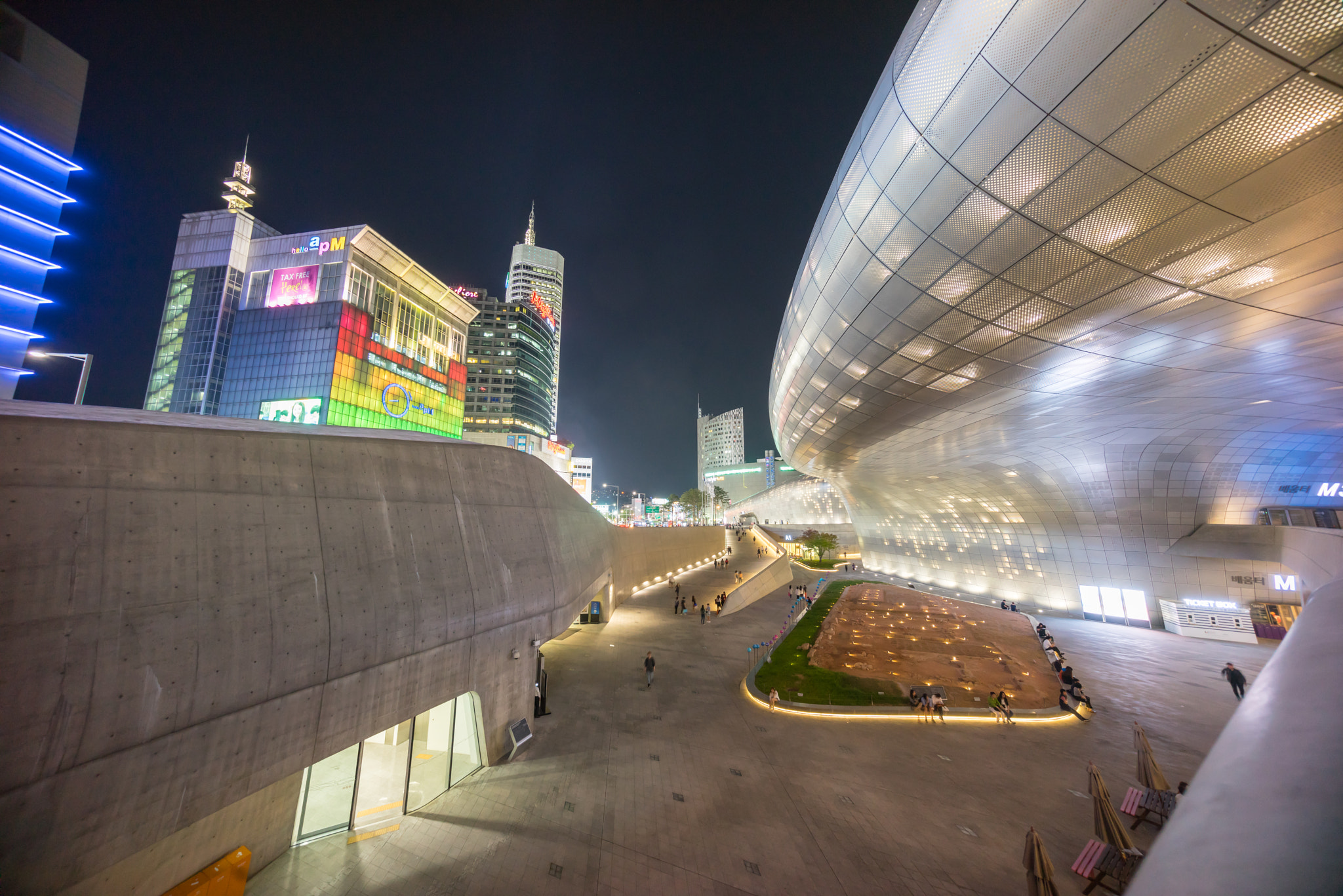 Sony a7R + Sony E 10-18mm F4 OSS sample photo. Dongdaemun design plaza, seoul photography